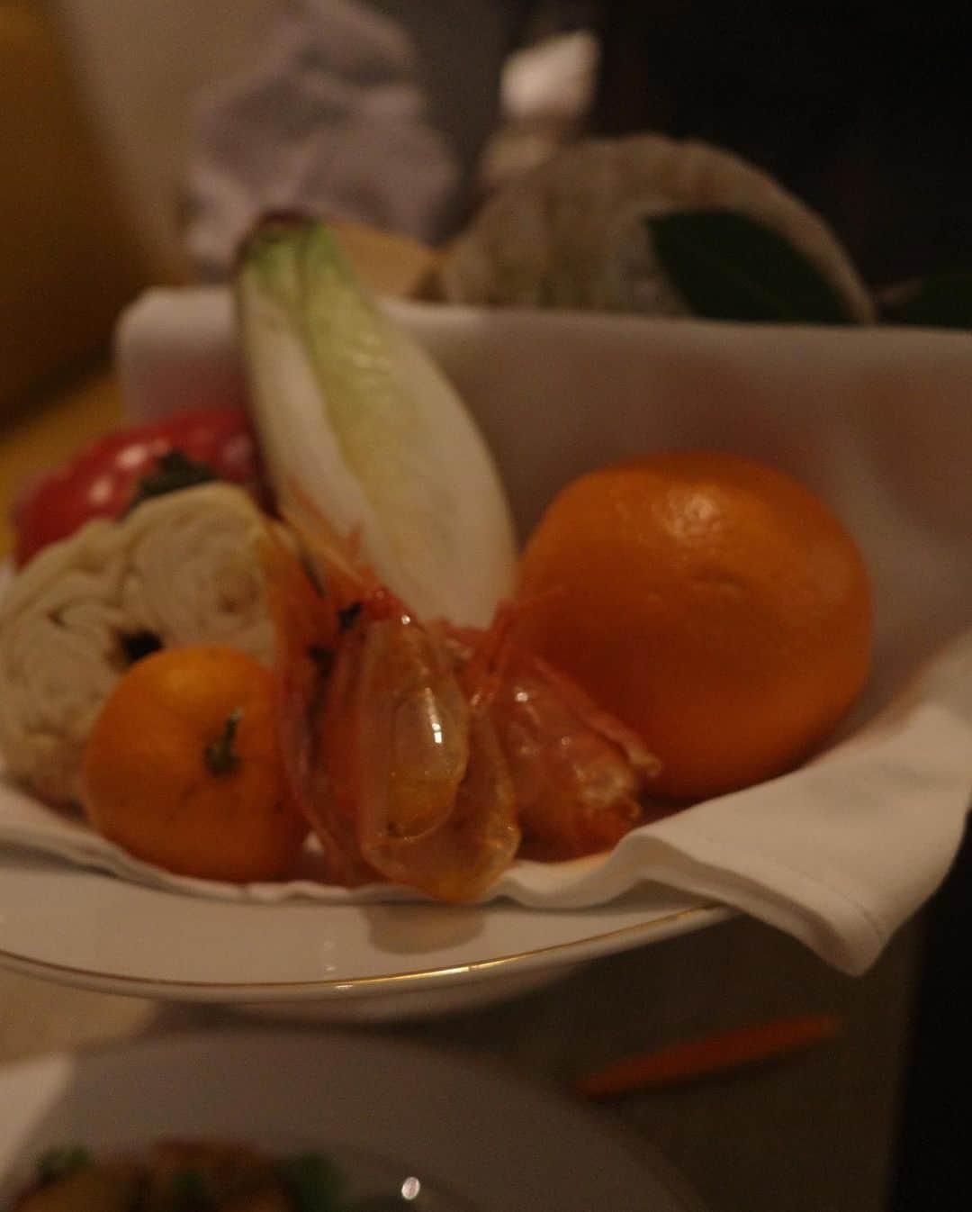 高垣麗子さんのインスタグラム写真 - (高垣麗子Instagram)「* 12月のcoteau @coteau_daikanyama もまた素晴らしく、一品一品に感動させられました✨  思えば入江ちゃんと会う時はいつもcoteauだね😌🥂✨  日本各地の旬の食材を美味しくいただける  昨夜は何だかちょっと旅をしている気分だったな𓂃🥔🥬🥩🧅🍎  * #coteau #kashiyamadaikanyama」12月8日 7時22分 - reikotakagaki