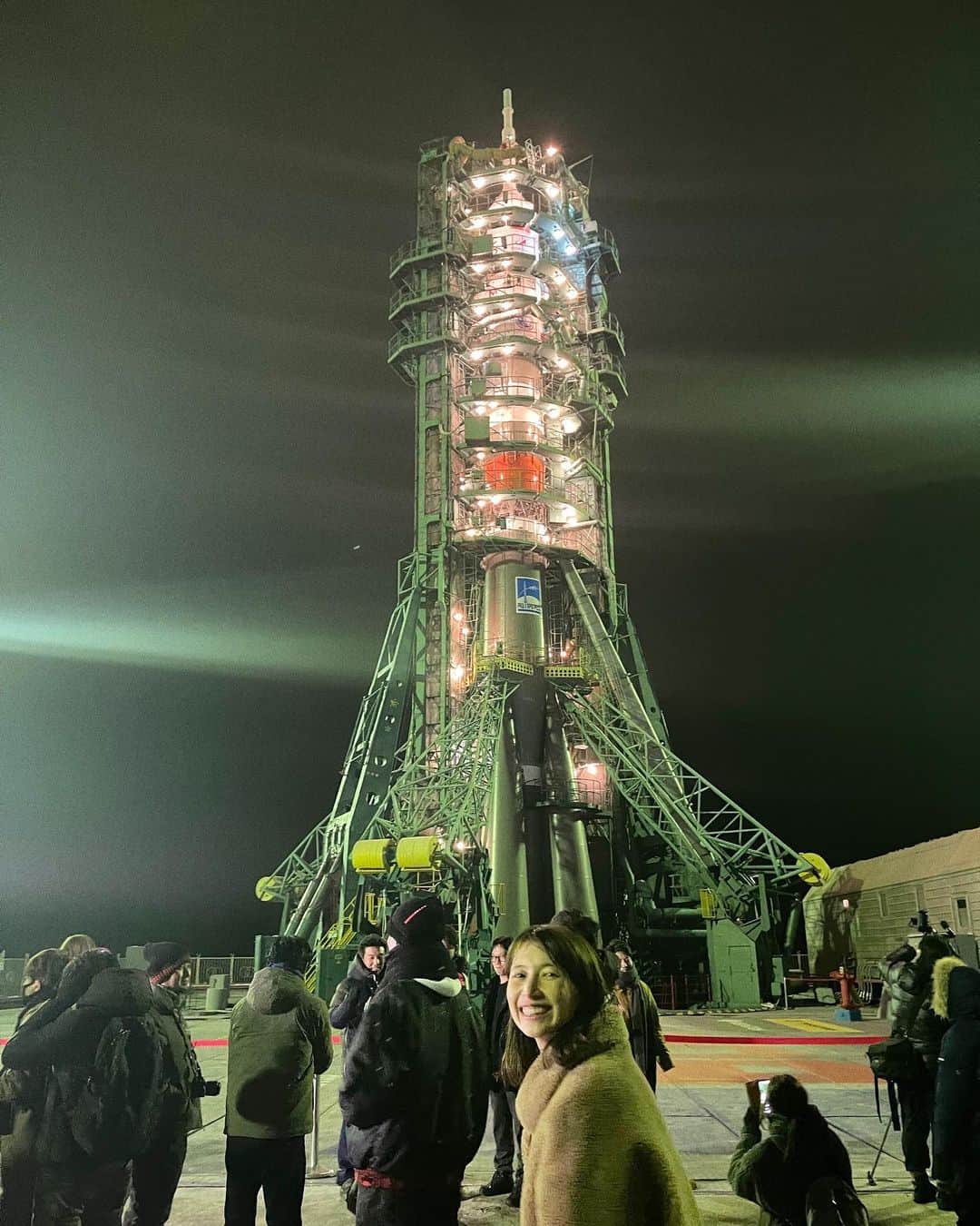 kazumiさんのインスタグラム写真 - (kazumiInstagram)「夫が前澤さんと乗るロケットの見学へ。 ロケットを間近でみたら涙が出そうになった。  いよいよ9時間後には打ち上げ🚀  自分の夫が宇宙に行く日が来るとは想像もしなかったけれど とてもとても楽しみ！！！ @yusaku2020  @yozohirano   #宇宙旅行」12月8日 8時24分 - kazumi0728