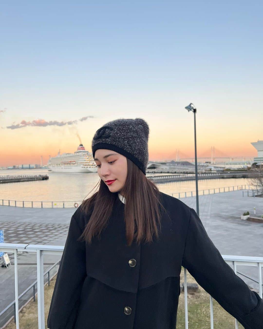 浪花ほのかさんのインスタグラム写真 - (浪花ほのかInstagram)「夕日が綺麗な日！！♡♡ 暗い色のお洋服には赤リップ！！😍」12月8日 17時59分 - hnoa_z