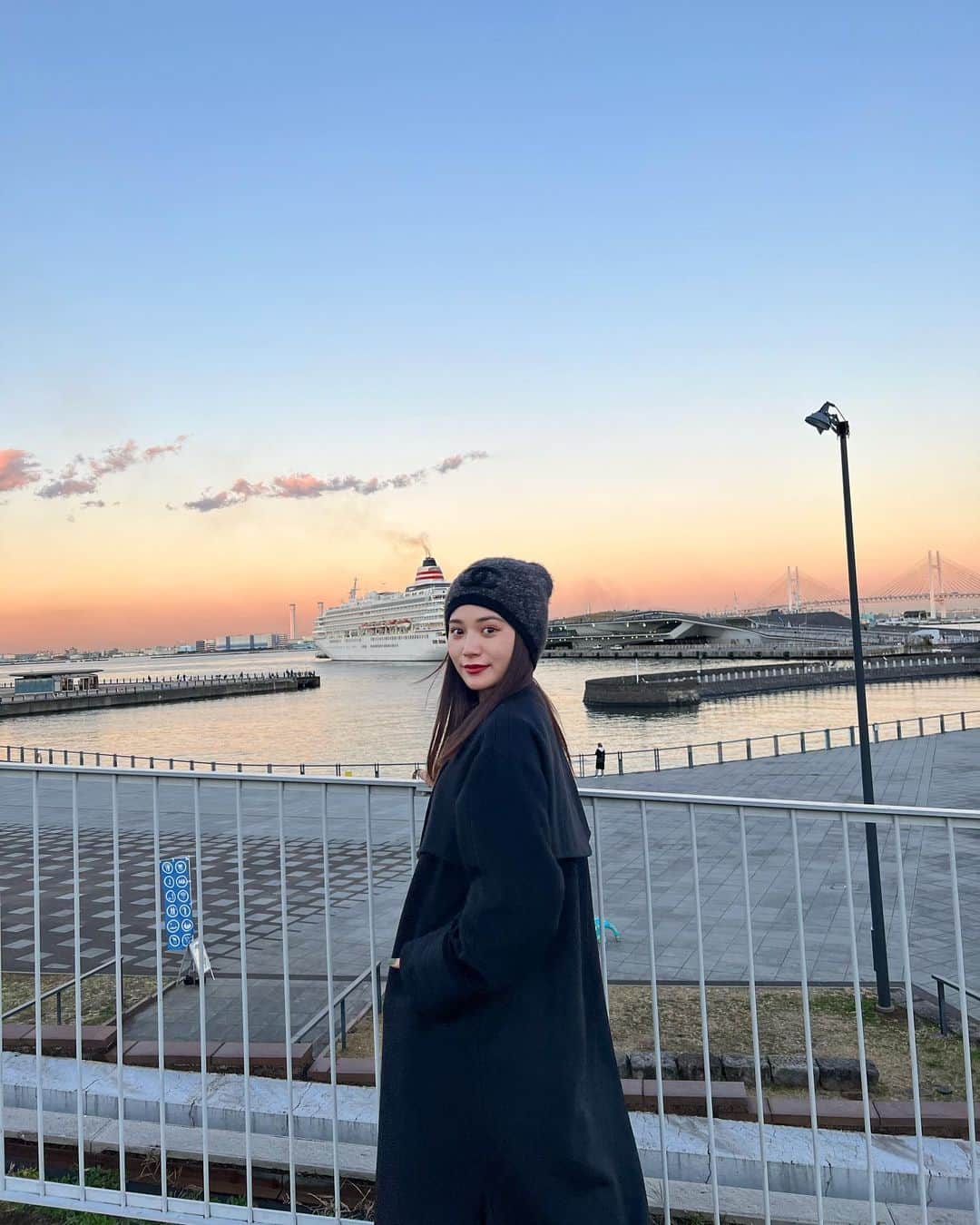 浪花ほのかのインスタグラム：「夕日が綺麗な日！！♡♡ 暗い色のお洋服には赤リップ！！😍」