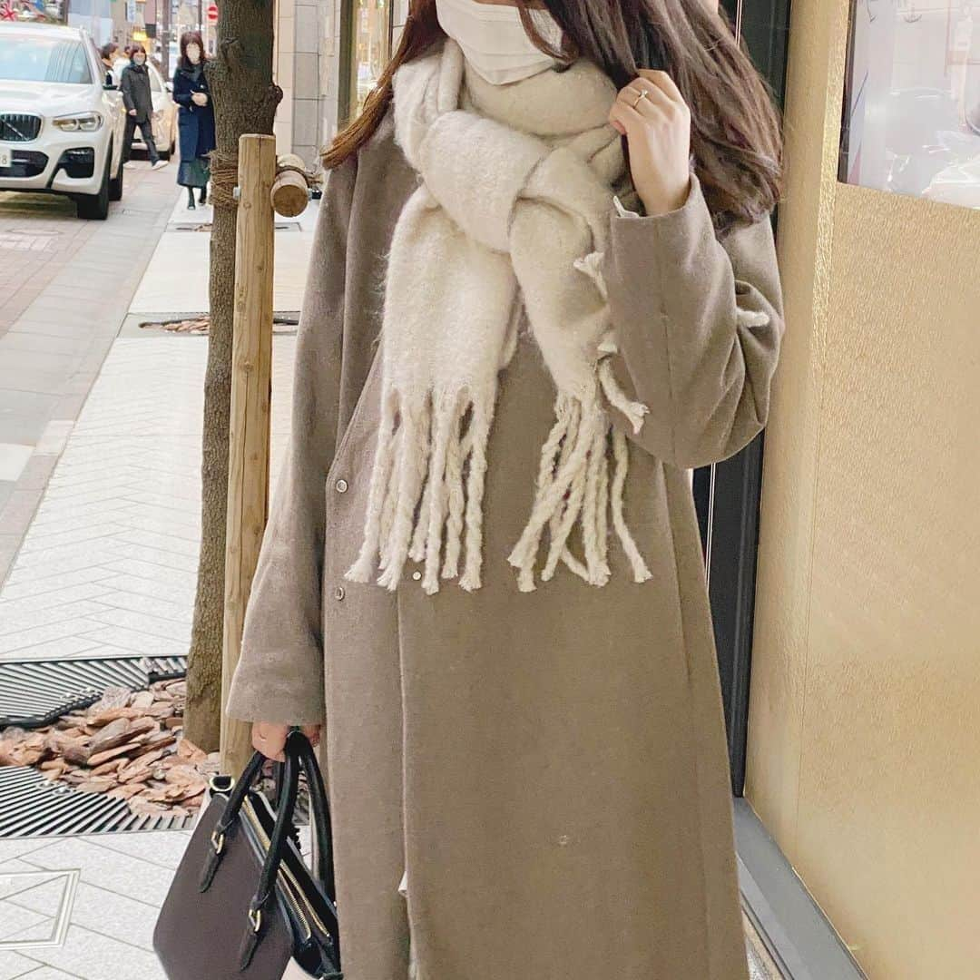 R i R y (リリー)さんのインスタグラム写真 - (R i R y (リリー)Instagram)「『 可愛い #マフラーの巻き方 🤎 🧶』　　  もう本格的に寒くなってきましたね☃️ 今回はマフラーの巻き方を紹介♡ #ワンループ巻き #ミラノ巻き #バック結び など！ コーデによって巻き方を変えてみてね♡  ✴︎---------------✴︎---------------✴︎� � ▶▶掲載する写真を募集中📸� カワイイ写真が撮れたら、@velle.jp をタグ付けするか、ハッシュタグ #velle_jp をつけて投稿してみてね♪� � velle編集部と一緒にカワイイで溢れるvelleを創っていこう😚🤍  ✴︎---------------✴︎---------------✴︎� #bibiy #treatyourself #置き画 #冬コーデ #アウターコーデ #マフラー #リボン結び」12月8日 18時01分 - velle.jp