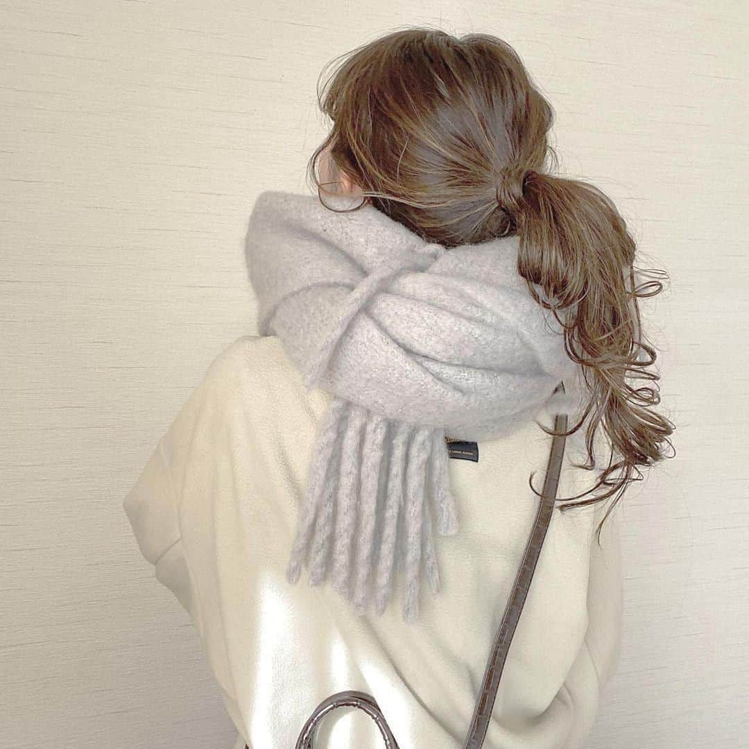 R i R y (リリー)さんのインスタグラム写真 - (R i R y (リリー)Instagram)「『 可愛い #マフラーの巻き方 🤎 🧶』　　  もう本格的に寒くなってきましたね☃️ 今回はマフラーの巻き方を紹介♡ #ワンループ巻き #ミラノ巻き #バック結び など！ コーデによって巻き方を変えてみてね♡  ✴︎---------------✴︎---------------✴︎� � ▶▶掲載する写真を募集中📸� カワイイ写真が撮れたら、@velle.jp をタグ付けするか、ハッシュタグ #velle_jp をつけて投稿してみてね♪� � velle編集部と一緒にカワイイで溢れるvelleを創っていこう😚🤍  ✴︎---------------✴︎---------------✴︎� #bibiy #treatyourself #置き画 #冬コーデ #アウターコーデ #マフラー #リボン結び」12月8日 18時01分 - velle.jp