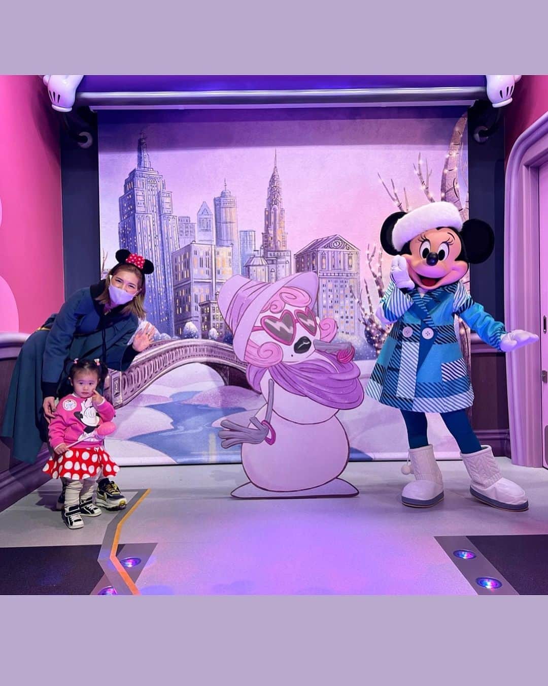 来夏のインスタグラム：「#🏰 ミニーちゃんに会える〜ってなって スカートとカチューシャゲットして💕 るんるんはしゃいでたのに 会ったら緊張してて可愛かった☺️😂  いろんな表情がみれて とても嬉しかった〜☺️❤️‍🔥  #2歳 #2yearsold  #誕生日 #birthday #誕生日ディズニー #tokyodisneyland  #disneyland  #ディズニーランド #女の子ママ」