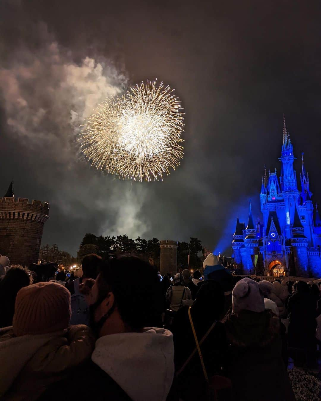 来夏さんのインスタグラム写真 - (来夏Instagram)「#🏰 ミニーちゃんに会える〜ってなって スカートとカチューシャゲットして💕 るんるんはしゃいでたのに 会ったら緊張してて可愛かった☺️😂  いろんな表情がみれて とても嬉しかった〜☺️❤️‍🔥  #2歳 #2yearsold  #誕生日 #birthday #誕生日ディズニー #tokyodisneyland  #disneyland  #ディズニーランド #女の子ママ」12月8日 18時05分 - rairairaika