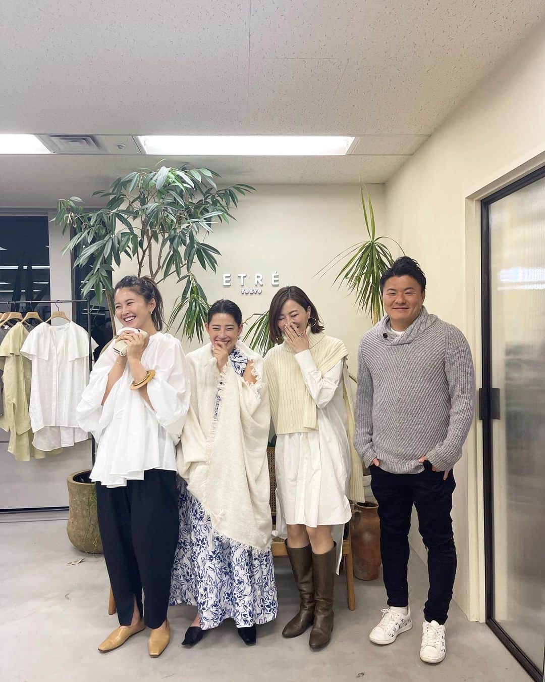 戸田さと美のインスタグラム：「エトレTOKYOの展示会  いつも発売すぐに売り切れてしまうほど 今人気のブランド‼️  最近のファッション傾向として オーバーサイズが主流となっている日本。 でもどこかで 何か足りない気がしていた時に出会ったのが このブランド。  JUNNAちゃんのセンスがとても好きで オーバーサイズだけれど、背中の抜けやデコルテの空き具合、ボリューミーな袖にいつもうっとり。  そうそう こういうのが着たかったといつも思う。 JUNNAちゃんともおしゃべり出来て幸せ。  念願の展示会、幸せな時間に感謝✨  @etretokyo  @junna   #etre  #etretokyo  #etretokyo_store  #日々の暮らし  #日々の暮らしを楽しむ  #きれいめコーデ #キレイめコーデ #fashion #ワーママ #ワーママコーデ #ママコーデ #ママファッション　 #今日のコーデ #美容好きな人と繋がりたい #ママファッション #ママコーデ #ニットベスト #白シャツコーデ #白シャツ好き #ブーツ #ロングブーツ #サルトル #ボブ #ボブヘア #ショートヘア #ボブヘアアレンジ」