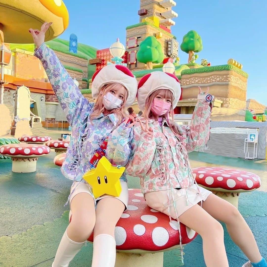 ゆきりぬさんのインスタグラム写真 - (ゆきりぬInstagram)「USJのスーパー・ニンテンドー・ワールドに @pyos_sarasa ちゃんとリンクコーデで行ってきたよ〜！ キノピオになりきって探索〜👶✨ パワーアップバンドをつけてキーチャレンジにも挑戦したよん！ 私はクリボーのチャレンジが一番楽しかった！！！ それからマリオカートもまた乗ってきたよ〜🚗🚗 残念ながら結果は2位だった😂 でも本当にクッパ達と戦ってるみたいで楽しかったな🥳 お昼はもちろんキノピオ・カフェへ。 私はヨッシー・スパゲッティとスーパースター・レモンスカッシュにしたよ🤤これからの季節にぴったりなスーパースター・ホットゆずレモネード もおすすめ🌸 本当に私はニンテンドーのゲーム全部好きだから、まるでマリオの世界に入り込んだようなステキなこの空間が大好きだし、皆にもぜひ体験してもらいたいなって思うよー！ ぜひ行ってみてね〜💖 あとマジでワールドが全部可愛くて思い出になる写真がいっぱい撮れるので、ぜひ写真も沢山撮ってほしい〜🤳🤳 ※周りに注意してジャンプしてね！ ※ご飯の時だけマスク外しています！ #usj #ユニバ #ジャンプでマリオ #pr #ユニバコーデ」12月8日 18時22分 - yukirin_u