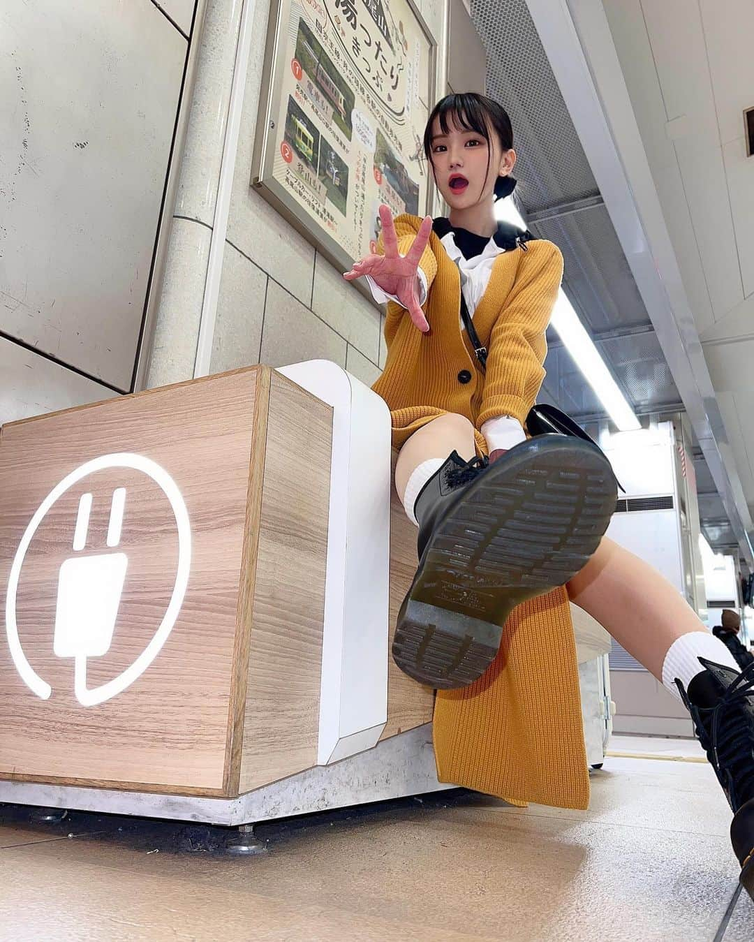 みもれもんさんのインスタグラム写真 - (みもれもんInstagram)「It is a chair 🚃🤍  こんばんは〜🚃🤍 ロマンスカーを乗って箱根に向かうときに 充電出来るイスを見つけましたぁ∩^ω^∩ ここ以外みんな、座ってた気がする✨笑 FNS歌謡祭みてのんびりしてる人〜？🙋‍♀️🏠  #Mimolemon #Japanesegirl #japan #asiangirl #otaku #黒髪 #ボブ #日本女孩 #stunninglure #shinjuku #hakone #新宿」12月8日 18時33分 - mimore_mon0929