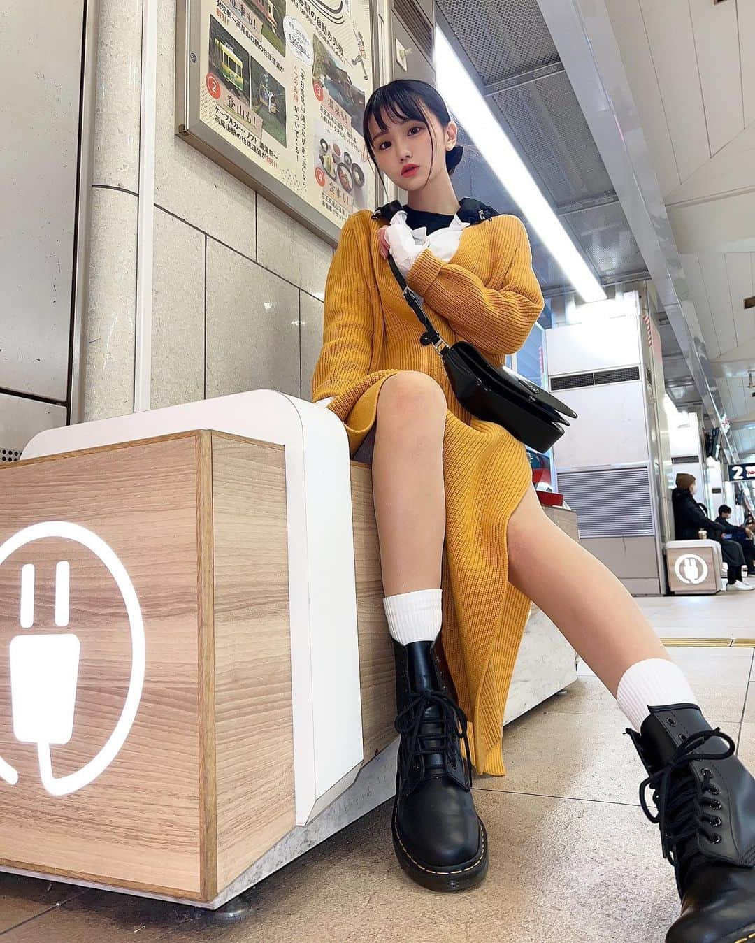 みもれもんさんのインスタグラム写真 - (みもれもんInstagram)「It is a chair 🚃🤍  こんばんは〜🚃🤍 ロマンスカーを乗って箱根に向かうときに 充電出来るイスを見つけましたぁ∩^ω^∩ ここ以外みんな、座ってた気がする✨笑 FNS歌謡祭みてのんびりしてる人〜？🙋‍♀️🏠  #Mimolemon #Japanesegirl #japan #asiangirl #otaku #黒髪 #ボブ #日本女孩 #stunninglure #shinjuku #hakone #新宿」12月8日 18時33分 - mimore_mon0929