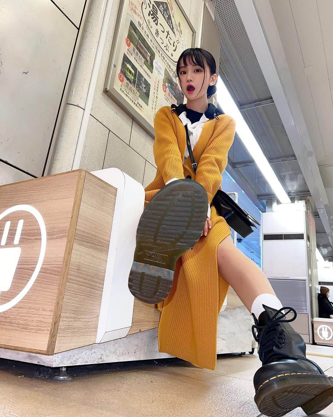 みもれもんさんのインスタグラム写真 - (みもれもんInstagram)「It is a chair 🚃🤍  こんばんは〜🚃🤍 ロマンスカーを乗って箱根に向かうときに 充電出来るイスを見つけましたぁ∩^ω^∩ ここ以外みんな、座ってた気がする✨笑 FNS歌謡祭みてのんびりしてる人〜？🙋‍♀️🏠  #Mimolemon #Japanesegirl #japan #asiangirl #otaku #黒髪 #ボブ #日本女孩 #stunninglure #shinjuku #hakone #新宿」12月8日 18時33分 - mimore_mon0929