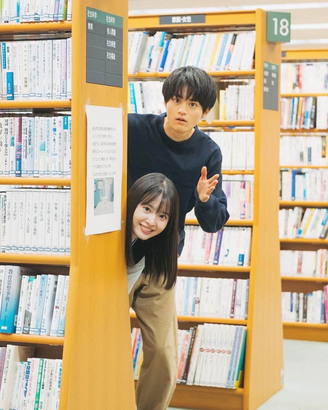この初恋はフィクションですのインスタグラム：「. ＿＿＿＿＿＿＿＿＿ ♡  オフショット ♡ ￣￣￣￣￣￣￣￣￣ ひょっこりソブー＆泉🕺💕  学校に行く約束ができたのに まさかのこのタイミングで ソブーに夢を叶えるチャンスが🥺💦  文化祭と被るなんてー そんなの神様いじわるだよー😂笑  #この初恋はフィクションです  #初恋F #エモサス #飯沼愛  #鈴鹿央士 #12月8日第35話 #毎週月から木曜0時40分OA  #毎週金曜はYouTubeで全話配信」
