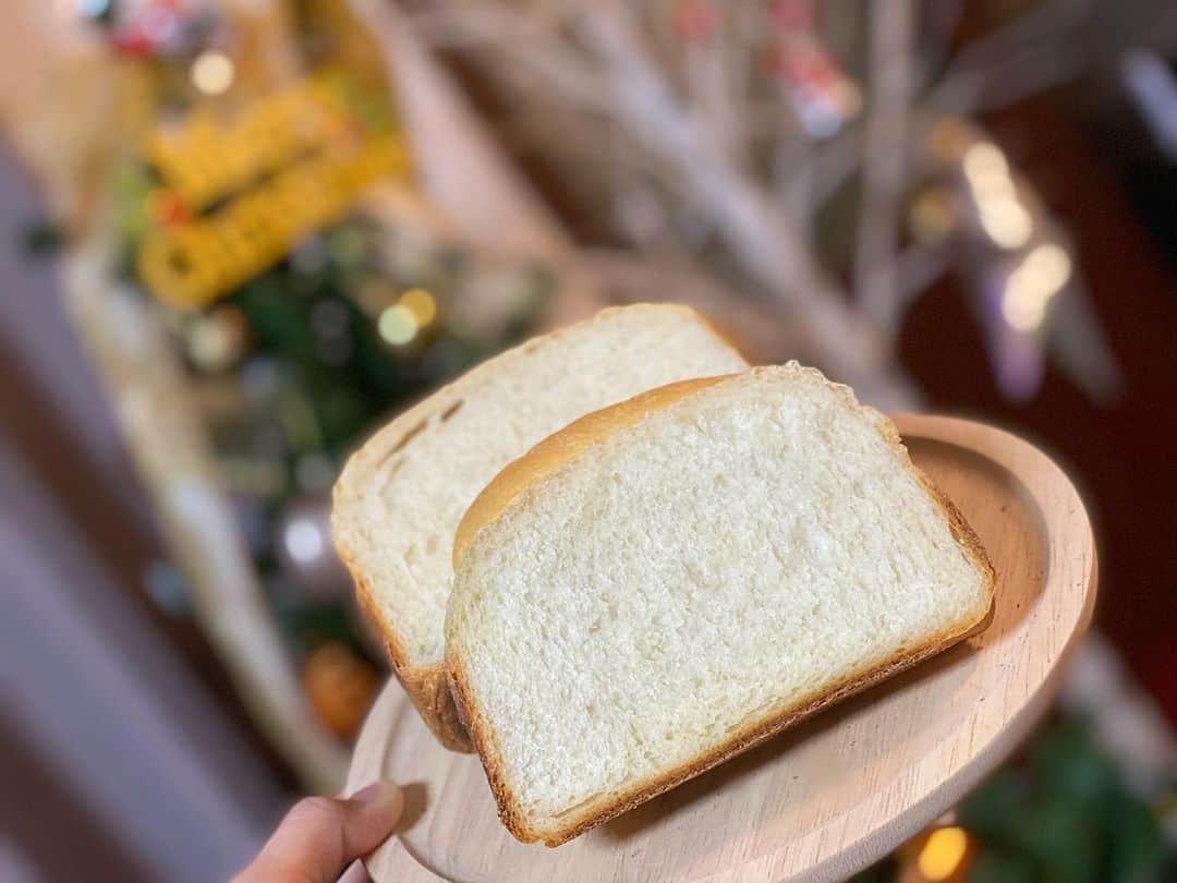 森脇亜紗紀のインスタグラム：「娘ごはん👶🏻🥣❤️ やっとパンを食べられる月齢に なったので食パン焼きました🍞♡ 赤ちゃんでも安心して食べられるように、 材料はシンプルにして、 牛乳ではなく粉ミルクを使用🍼 ・ ミルクパン粥にしたら、 パクパク食べてくれました〜😋❤️ 食べられる食材も増えたので 離乳食作りの大変さも増したけど..😂笑 たくさん食べてくれるので 作り甲斐があります🥰💪🏻 ・ 先日、夫がツリーを可愛く飾り付けしてくれて お家もクリスマスモードになりました🎄💗 娘も初めて見るツリーに興味津々👶🏻☺️ #離乳食#離乳食記録  #離乳食中期#モグモグ期 #生後7ヶ月#女の子ベビー #4月生まれベビー#女の子ママ #ベビスタグラム#ベビフル #クリスマス#パン作り#パンスタグラム いつもコメントありがとうございます🥰」