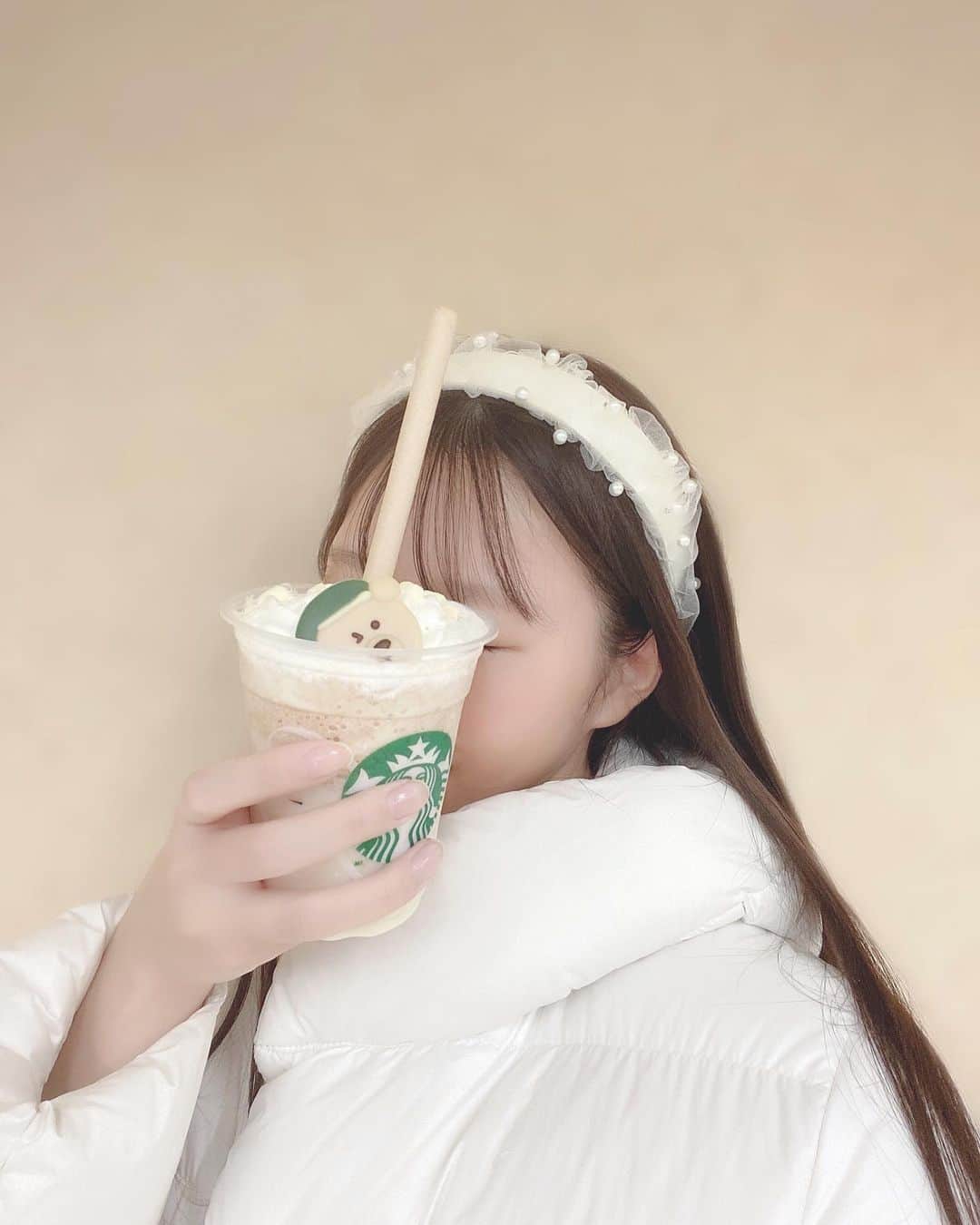 月森世菜さんのインスタグラム写真 - (月森世菜Instagram)「念願の白系統フラペ🤍🍨  ウィンクのくまのチョコは レアみたくラッキーでした🧸🤍  #トースティッドホワイトチョコレートフラペチーノ  #スターバックス #フラペチーノ #スタバ  ┈┈┈┈┈┈┈┈┈┈┈┈┈┈┈┈┈┈┈ せいなです♡ 白系統の女子力アップのことに ついて投稿しているので フォローして頂けると嬉しいです🥛  @seina.tsukimori   白系統のお写真に タグ付けして下さると見に行きます♡  ファンネーム・マーク → せいらー・🤍🕊  ┈┈┈┈┈┈┈┈┈┈┈┈┈┈┈┈┈┈┈  #オールホワイトコーデ #オールホワイト #白系統 #カチューシャ #ダウンコート #lattice #ラティス #白コーデ #ホワイトコーデ #ディズニーコーデ #ディズニーランドホテル #フレンチガーリー #ヴィンテージガーリー」12月8日 19時01分 - seina.tsukimori