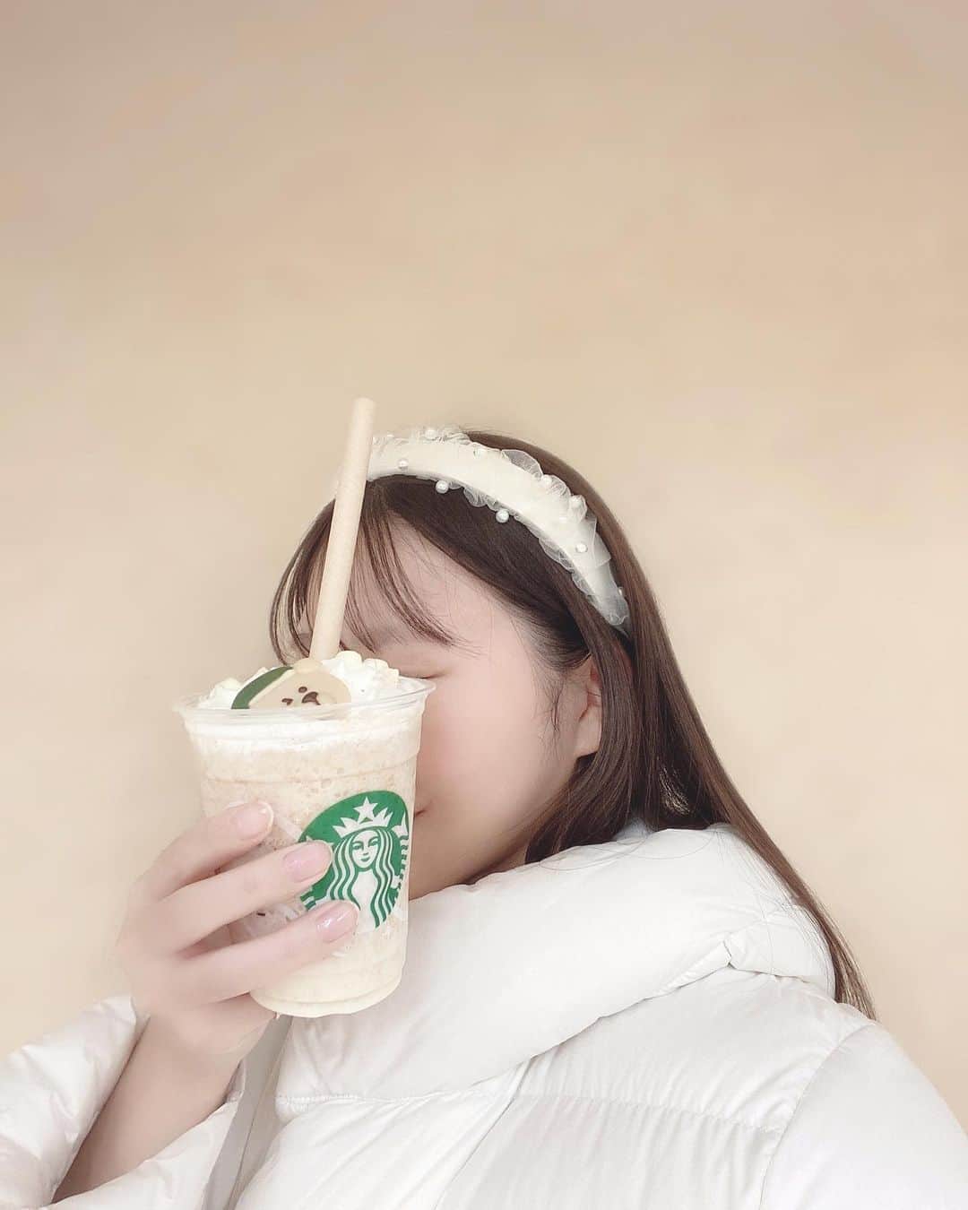 月森世菜さんのインスタグラム写真 - (月森世菜Instagram)「念願の白系統フラペ🤍🍨  ウィンクのくまのチョコは レアみたくラッキーでした🧸🤍  #トースティッドホワイトチョコレートフラペチーノ  #スターバックス #フラペチーノ #スタバ  ┈┈┈┈┈┈┈┈┈┈┈┈┈┈┈┈┈┈┈ せいなです♡ 白系統の女子力アップのことに ついて投稿しているので フォローして頂けると嬉しいです🥛  @seina.tsukimori   白系統のお写真に タグ付けして下さると見に行きます♡  ファンネーム・マーク → せいらー・🤍🕊  ┈┈┈┈┈┈┈┈┈┈┈┈┈┈┈┈┈┈┈  #オールホワイトコーデ #オールホワイト #白系統 #カチューシャ #ダウンコート #lattice #ラティス #白コーデ #ホワイトコーデ #ディズニーコーデ #ディズニーランドホテル #フレンチガーリー #ヴィンテージガーリー」12月8日 19時01分 - seina.tsukimori