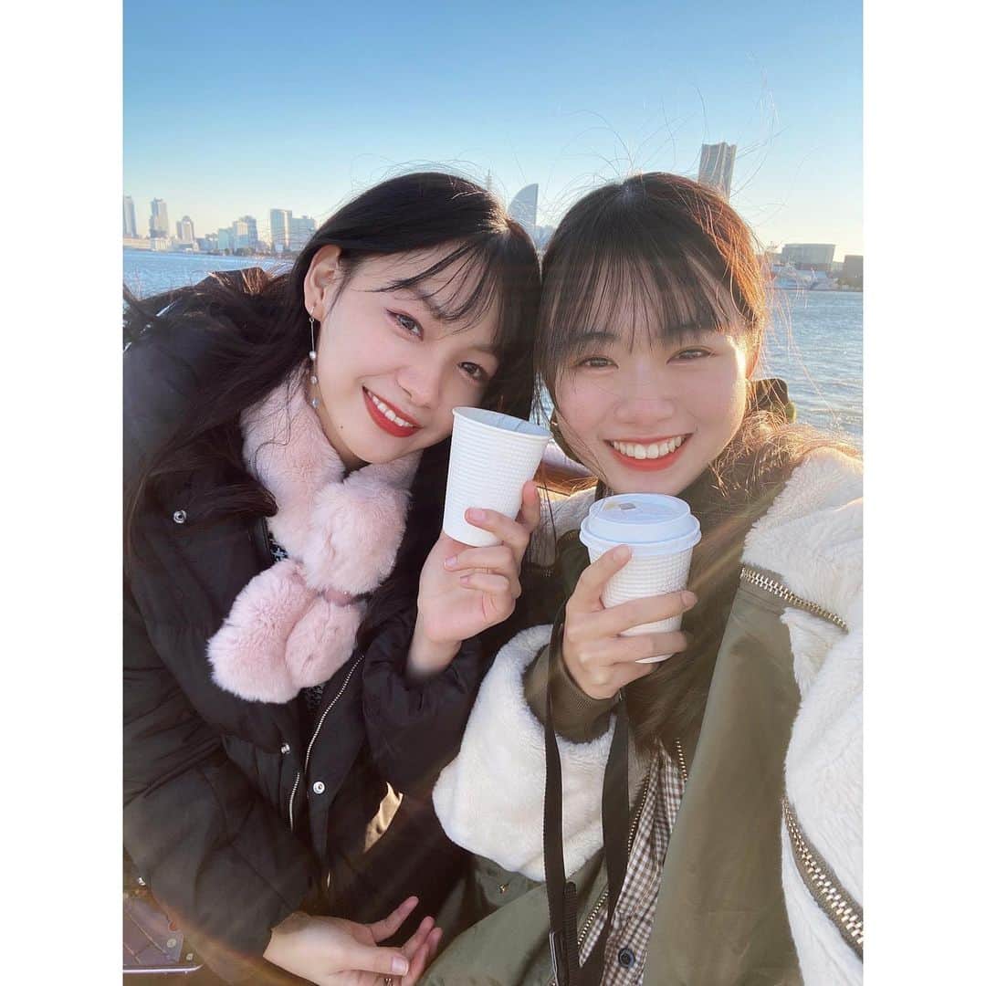 吉澤遥奈のインスタグラム：「⛴💕 ・ ・ ・ 夕陽がすごく綺麗で感動✨🌇 楽しい時間でした❣️ あゆカメラマンが写真を撮ってくれました📸♡上手！ #横浜#クルージング#海#冬」