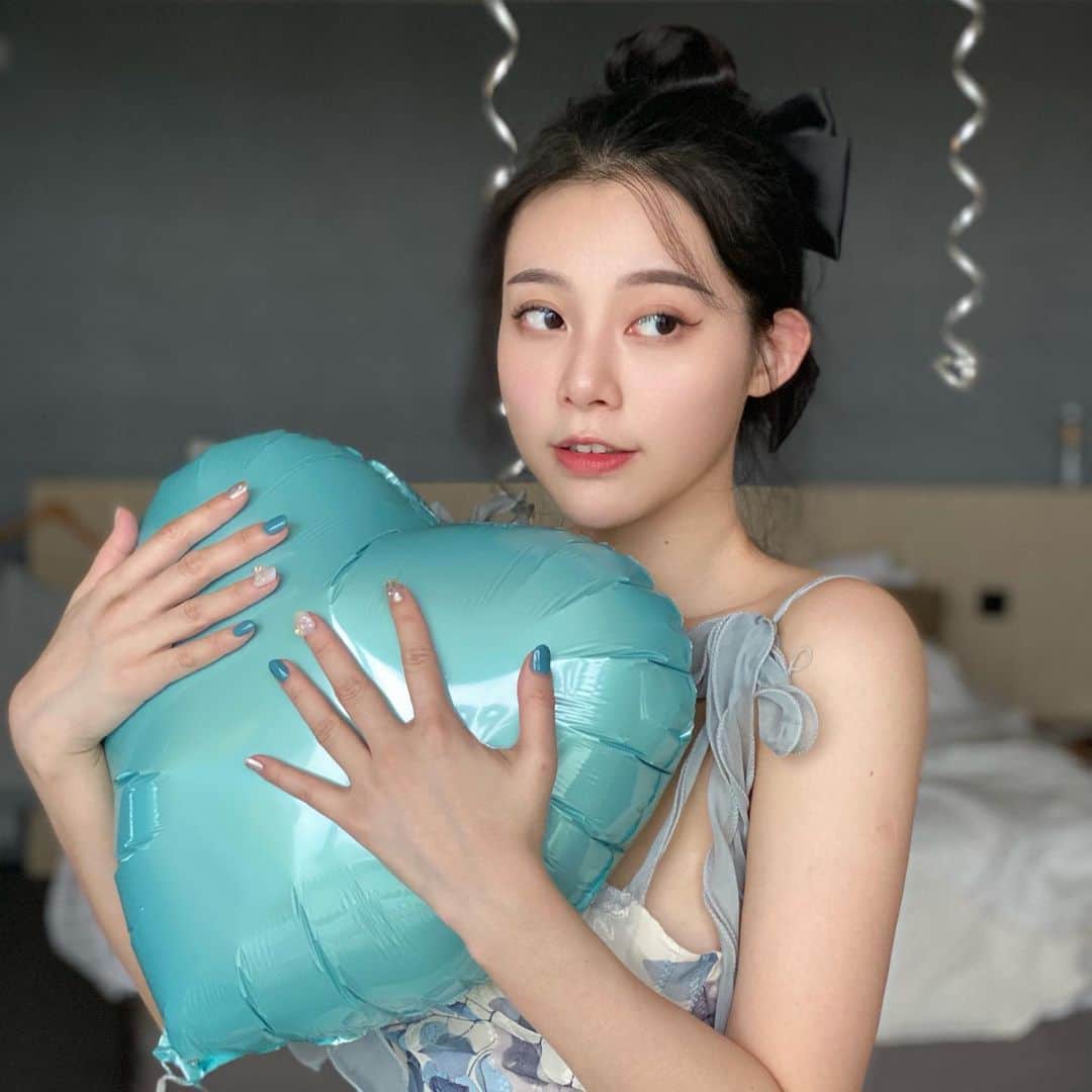 張香香のインスタグラム：「生日前去做了美甲和睫毛🎀 化妝省了好多時間好方便😳 💅🏻/ @40nails_beautystudio  👀/ @artmiss_lash」