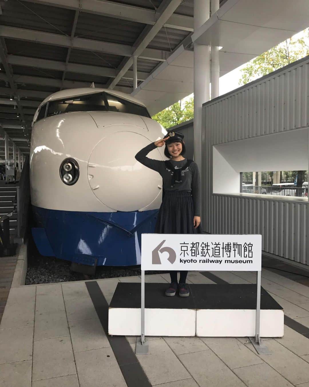 岡本沙紀さんのインスタグラム写真 - (岡本沙紀Instagram)「Goedenavond🇳🇱  来週の東大王はガリ勉回です！  いつもスタジオに行くたびに「わ！！テレビで見たことある人だ！！！」と思うのですが(笑)、今回は、よもや東大王でお会いできると思ってなかった方々にお会いできて嬉しかったです💓   写真は、 京都鉄道博物館🚅 ハローキティ新幹線🚄🎀 JR東日本本社のクリスマスデコレーション🐧 それからE5とE6の連結部分です！  文房具しかりなのですが、合理的なデザインのものに惹かれるので特に新幹線と連結部分はじっくり見てしまいます👀  Every time I go to the studio, I always gets o excited as to say "Wow !! I've seen them on TV !!!" (laughs), but this time I met people who I never thought I could meet at Todaioh. It was so much pleasure💓   Photos are taken at;  Kyoto Railway Museum 🚅  Hello Kitty Shinkansen 🚄🎀  Christmas decorations at JR East Headquarters 🐧  Then there is the connection between E5 and E6!  You may have guessed what attracts me the most is the rational designs, considering how I’m into stationary. Yes, you’re right! It applies to the train systems also. I can’t help taking a closer look at the Shinkansen and the connecting parts of trains👀  #鉄道 #新幹線 #鉄道博物館 #京都鉄道博物館 @kyotorailway_museum   #shinkansen」12月8日 19時11分 - okamoto_sa_ki