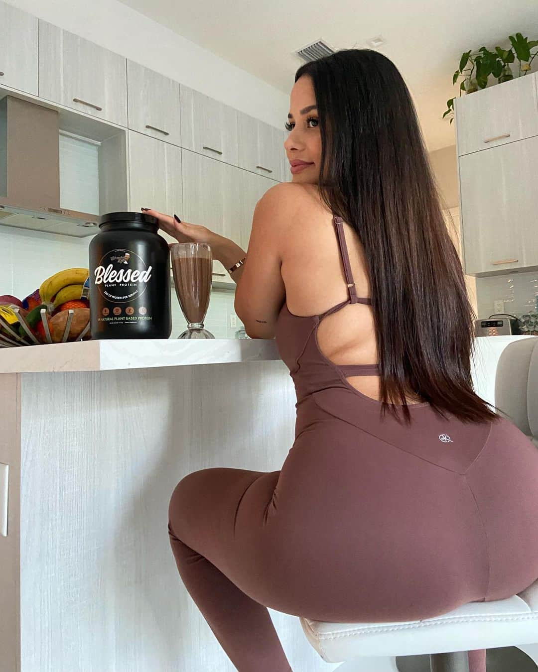 Katya Elise Henryさんのインスタグラム写真 - (Katya Elise HenryInstagram)「You can’t buy happiness, but you can buy chocolate and well… that’s kinda the same thing 😉❤️ • Blessed Protein’s newest perfected flavor is… Chocolate Mylk‼️ 🍫🥛 Ahhhhh! It is finally out! This flavor is the perfect blend of smooth, creamy chocolate that just brings you back to having chocolate milk as a kid. 🥺 It is seriously so perfect!!!  • Go to EHPlabs.com and get some today!! Use code KATYA10 to save some $$$!!」12月8日 10時17分 - katyaelisehenry