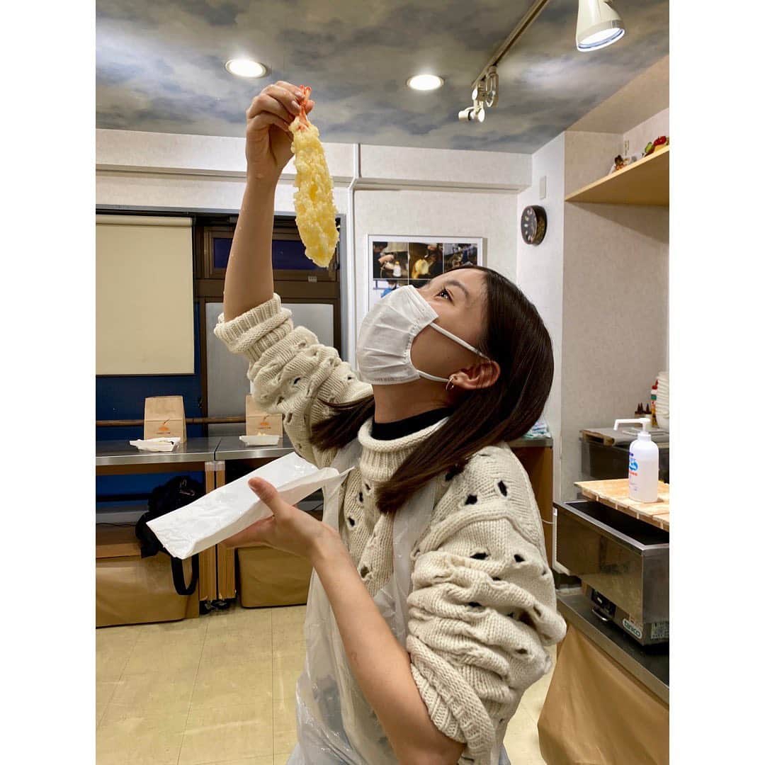 芳根京子さんのインスタグラム写真 - (芳根京子Instagram)「そんなこんなで無事完成！ 天ぷらとレタスを作りました！ 本当に楽しかったー！🍤🥬  わたしが海老を食べようとしてる写真の角度違いが みんなの携帯に入ってると思うと おもしろい。笑  また遊びに行きたいなぁ🐢  #この時 #空腹の限界で #大きい海老天が出来た  #本当に食べないでね！！ #って #みんな監視してくれてた  #亀やん旅」12月8日 10時46分 - yoshinekyoko
