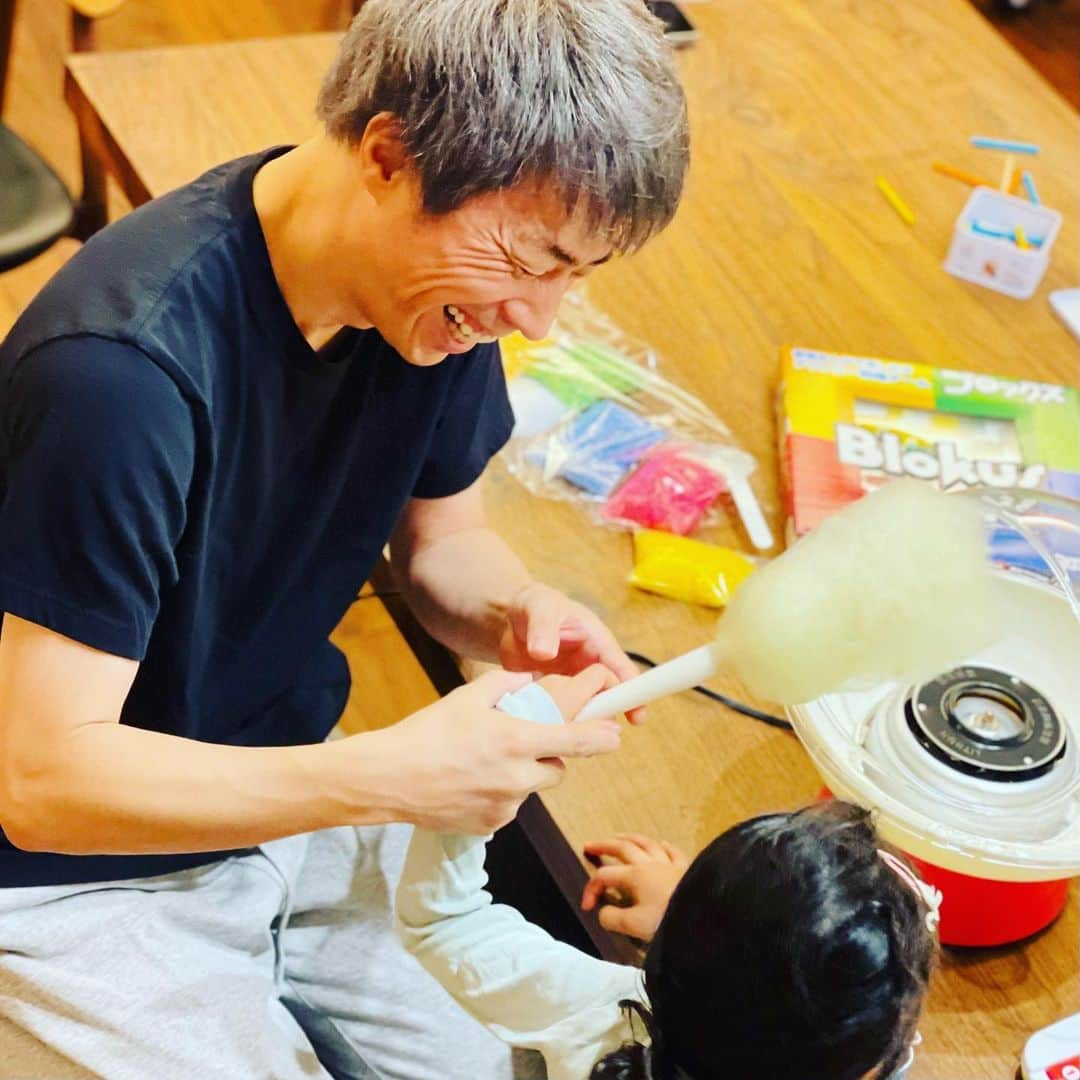 田村淳さんのインスタグラム写真 - (田村淳Instagram)「綿菓子を作る機械をもらったので 娘とチャレンジ^_^ 何度か失敗を繰り返して 説明書と同じような 形の良い綿菓子ができて なぜか爆笑してる🤣 うまくいっただけなのに なんでこんなに面白いの？ なんて種類の笑いなんだろうか？ 上手くできた笑い？  綿菓子が甘くて懐かしくて美味しかった^_^  #綿菓子」12月8日 10時49分 - atsushilb