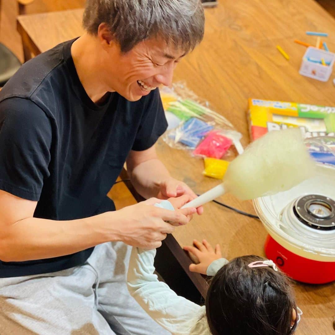 田村淳のインスタグラム：「綿菓子を作る機械をもらったので 娘とチャレンジ^_^ 何度か失敗を繰り返して 説明書と同じような 形の良い綿菓子ができて なぜか爆笑してる🤣 うまくいっただけなのに なんでこんなに面白いの？ なんて種類の笑いなんだろうか？ 上手くできた笑い？  綿菓子が甘くて懐かしくて美味しかった^_^  #綿菓子」