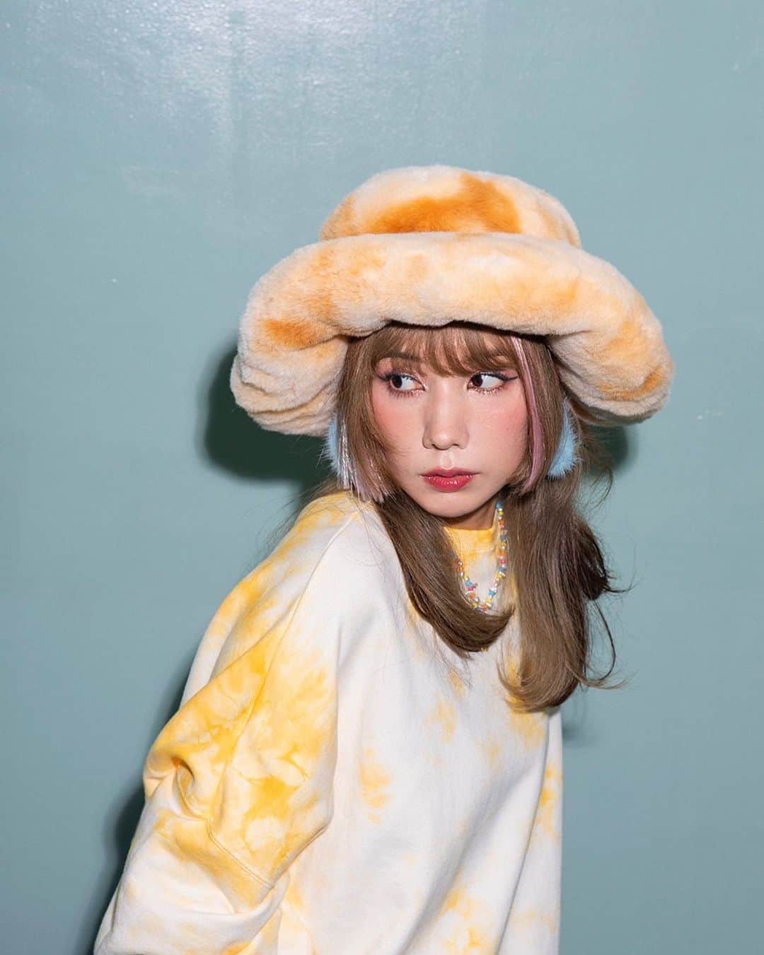 仲里依紗のインスタグラム：「コチラでお知らせし忘れていたからお知らせしますっ🥰❤️  12月16日(木)〜12月19日(日)まで ラフォーレ原宿にて RE.の初ポップアップストアを開催しますっ👗💕✨  これまでオンラインのみでの販売だったから 実際にRE.のお洋服をみんなに目で見て手に取っていただける機会を作れて幸せ〜〜🤲💕💕💕  ポップアップストアでは新しい商品だったり お洋服以外のグッズも用意してるから ぜひみんなにみてほしいっ💝✨❣️  家族みんなで頑張ってきたことが形になり仲家幸せです🥲💕関わってくださってる皆様に感謝🥺✨❤️  ポップアップストアでは妹のれいちゃん @re._reichan_ がお店に立ってみなさまを接客します😍💝✨  れいちゃんショップ店員デビュー🥰❤️❤️❤️  姉羨ましがるの巻🥺笑」