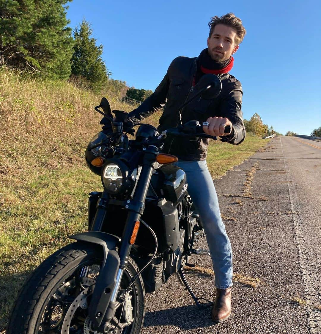 ジョサイア・ハーリーさんのインスタグラム写真 - (ジョサイア・ハーリーInstagram)「My birthday wish: to own one of these bad boys!  . . . . #gasstationphotoshoot  #bday #birthdaywish #indianmotorcycle」12月8日 11時36分 - josiahhawley