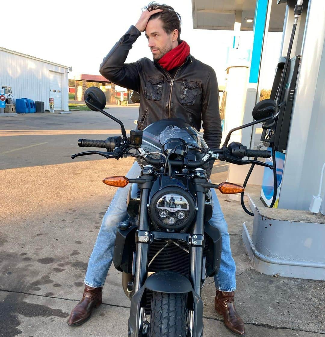 ジョサイア・ハーリーさんのインスタグラム写真 - (ジョサイア・ハーリーInstagram)「My birthday wish: to own one of these bad boys!  . . . . #gasstationphotoshoot  #bday #birthdaywish #indianmotorcycle」12月8日 11時36分 - josiahhawley