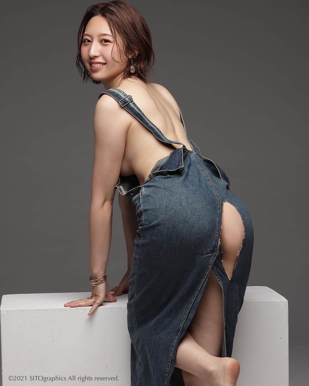 シト山口のインスタグラム：「誕生日プレゼントは写真集買ってくださいヾ(＠°▽°＠)ﾉ  ハプニング！サロペットのお尻が破れてしまいました😆💦 そんな状況下で余裕の笑顔の栞さん💕✨  📷栞デジタル写真集は12/10発売！ 📸栞個撮セミナーは12/26決定！（予約は12/12）  日程空けておいて下さいねー！  シトさん個撮セミナー内容 ①10分間、モデルさんとトークタイム ②15分間、撮影Ａパート ③5分、着替えタイム（覗けません） ④15分間、撮影Ｂパート ⑤5分間、モデルさんとトークタイム  トークタイムは180cmのテーブルを挟んで行います。 撮影衣装は2パターン事前にリクエストください。 ライティングは、 ar系のゆるふわライティングと VOGUE系のカッチリライティングが選べます 🔰初心者でもプロスタイルで撮影が出来ます！ ❤️セミナー予約受付は12日午後9時よりメッセージにて！税込16,500円  model 羽田野栞 Shiori Hadano @shiorihatano26  hair&make @mariaominami  photo シト山口　@sito_yamaguchi  #model #make #fashion #hairmake #photo  #shoot  #いいね #モデル #小顔 #スタイル #ヘアメイク #メイク #ポートレート #ファッション #ビューティー #作品撮り #写真好きな人と繋がりたい #撮影  #被写体 #レースクイーン ©︎2021 SITO graphics all rights reserved.」