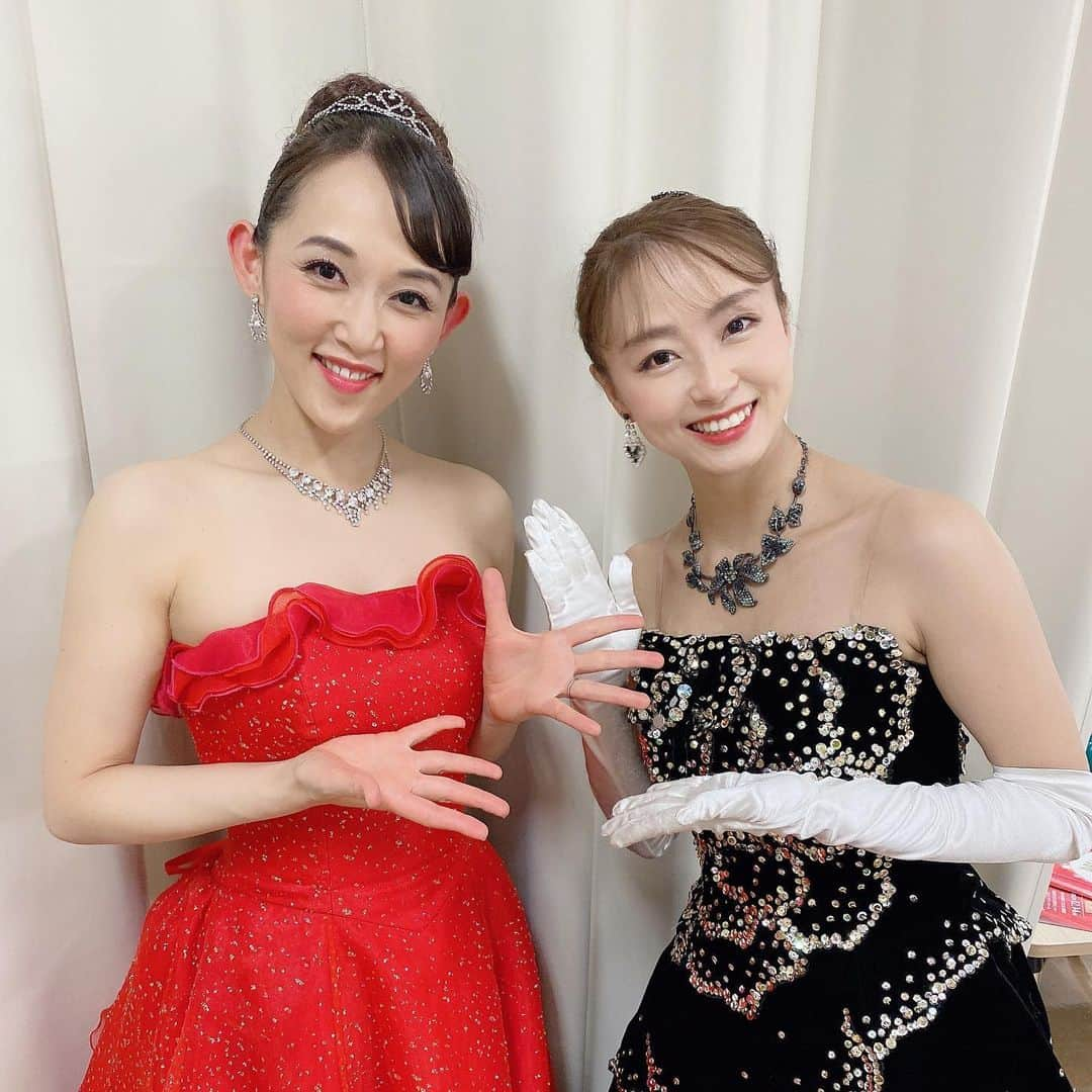 花里まなさんのインスタグラム写真 - (花里まなInstagram)「みくちゃん&ひろみちゃん💕 2期下の2人には本当に何から何までお世話になりました☺️  今回の共演者はみんなKIEミュージカルスクール出身で、みくちゃんのことは小学生の頃から知っていて、ひろみちゃんとは同郷で受験前からの仲。近い関係の2人でしたが、組が違ったので今回が初共演❣️お稽古期間から懐かしい穏やかな空気が流れて、居心地が良かったです💕 これからもよろしくね✨ そして成田公演も頑張ってね😘  #花陽みく　ちゃん #宙乃みゆ　ちゃん #KIEミュージカルスクール」12月8日 12時15分 - aiko_mana18