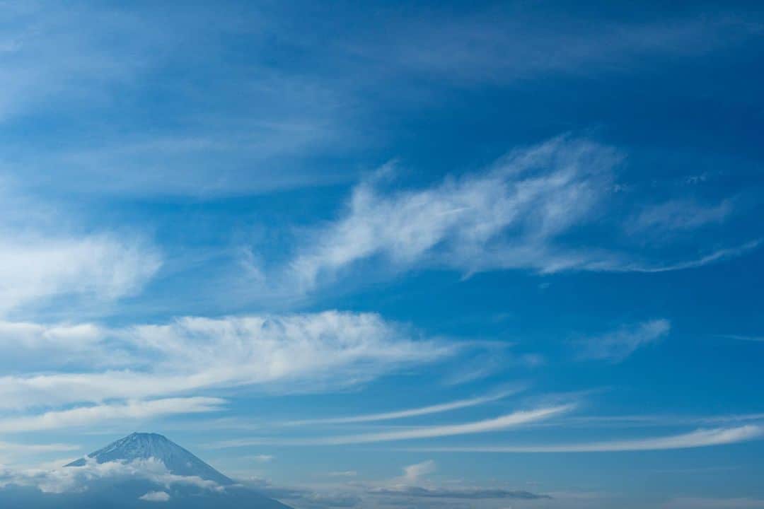 白井ゆかりのインスタグラム：「.. いつかの富士山と秋空  この景色すごく綺麗でたくさん写真とったけど、目で見た感動を写真で伝えるのって、難しいですね😭😭  #富士山 #秋 #空」