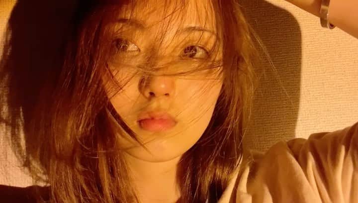 のインスタグラム：「懐かしいショートヘア😥冬に髪を乾かすのは面倒ですね🧖‍♀️ #素顏」
