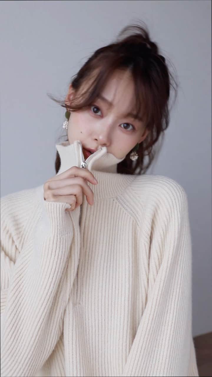 吳斐莉のインスタグラム：「上週聖誕🎄party拍的 化妝這件事啊～頭髮放下來就都合理了🤣  非常不專業教學 最近又被燃起化全妝的心 而且對於鼻影跟眉毛看到了新世界😍 所以來紀錄一下～  粉底- @ponyeffecttaiwan 絕對遮瑕隱形粉底  遮瑕- @catrice.cosmetics 活潤持久遮瑕膏 010 修容- @immemetaiwan  眉筆- @benefittaiwan 這細我的眉筆 3 蜜粉- @narsissist 裸光蜜粉餅 眼影- @narsissist 解放狂想迷你6色眼彩盤 Dolce Vita 眼線- @ettusais_tw 絕不失手眼線膠筆 02 睫毛膏- @1028_taiwan 氣勢激濃睫 腮紅- @benefittaiwan BENEFIT COSMETICS  打亮- @bobbibrowntaiwan Pink Glow 唇膏- @viseetw 渲光小唇膏 PK813 唇打亮 - @narsissist BrokenGlass  洋裝 @elegant.studios」