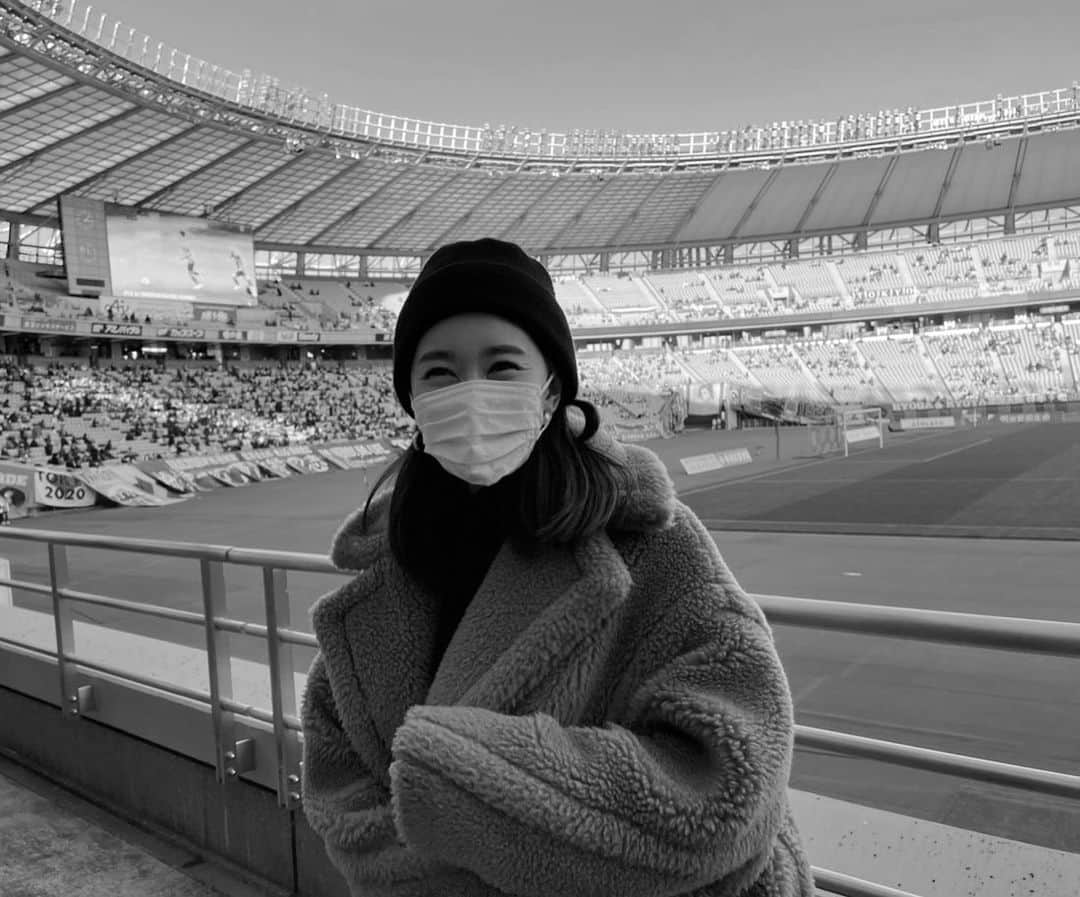 平大路えみのインスタグラム：「マスクは豪快に笑えていいですなぁ☺️(昨日のストーリーズからの流れです)  先日のストーリーズで歯列矯正について質問をいただいたので、細かい質問すべては思い出せないので、 わたしのケースのご説明をするね。  そう、みなさまが仰ってくれたように、わたしはそこまで歯並びは悪い方ではなかったんですね。  でも、年齢と共に少しずつズレてきている気がしていました。 特に妊娠中に(同じ人いるかなぁ)  写真を見返しても確実に違うのね。  でも、わたしにとって矯正は歯並びよりも「口元の位置」に期待をしているのです。  わたしは口元をぐっと、後ろに下げたかったの。 そうすると、とっても綺麗に見えるの🥺  だから、上下左右4本抜歯をして、隙間を作って、いま、少しずつ後ろに下げているところなの。  先生にも抜歯は必要ないと言われたし、まわりからも、どうかしてるぜと言われたけれども。  わたしはわたしの理想とするゴールに向かってじゃないと、ワイヤーの日々に耐えられないと思っていたので、やりました。  抜いたからなのか、ワイヤーをつけたからなのか、歯が動いているからなのか。  食べるペースも量も驚くほどに減って。  会う人会う人に、どんどん、顔が小さくなっていく、と言われます。  昔から無意識に喰いしばりがあって、それによってエラの張りや顎の疲れ、肩こりがあったんだけど、歯のアーチの角度が変わって、奥歯をぐっと噛み締めたくても、前のように喰いしばらなくなったの。  矯正始める前に、先生に、喰いしばりがなくなるよ、と言われた時は、なんでクセがなくなるんだろうって思っていたけど、こういうことだったのか。  歯、と言っても、上顎と下顎って考えると、顔の半分を締めるよね。  顎の位置変わると肉のつく位置も変わるらしく、それもたのしみ。  ただ、噛むことが減ったからなのか、少しこけて法令線が目立った気がする。 同時にケアしていかないとなぁ。  抜歯して矯正をした大先輩たちから、やって本当によかった、ってメッセージの励ましをたくさんいただいたよ♥︎  ちなみに、下は表側で、上は裏側に装着してます。  食べ物はすごーく挟まるし、最初は痛かったけど、もう慣れたよ✌️ でも、とりあえずはやく、抜歯したところだけでも目立たなくなってほしいよ😗  変身が楽しみで仕方がないよ♡  やろうか迷っている人はやってほしいなぁ。  正しい噛み合わせは健康のために不可欠だし、噛み合わせが悪いと将来ボケやすいと言われているし、  噛み合わせが良くなるだけでアスリートのパフォーマンスが良くなるとも聞いたことがあります。  美の前に、見つめ直すは健康、ですね☝️ 切り離して考えていけないよね。  何よりもの投資と思います！ がんばりまーす。 矯正仲間のみなさん、がんばりましょうね〜♡  あ、矯正歯科は　@mirisekyouseishika  です🦷✨ 富田先生　@daisuke.tomy  引き続きよろしくお願いします！  #歯列矯正」