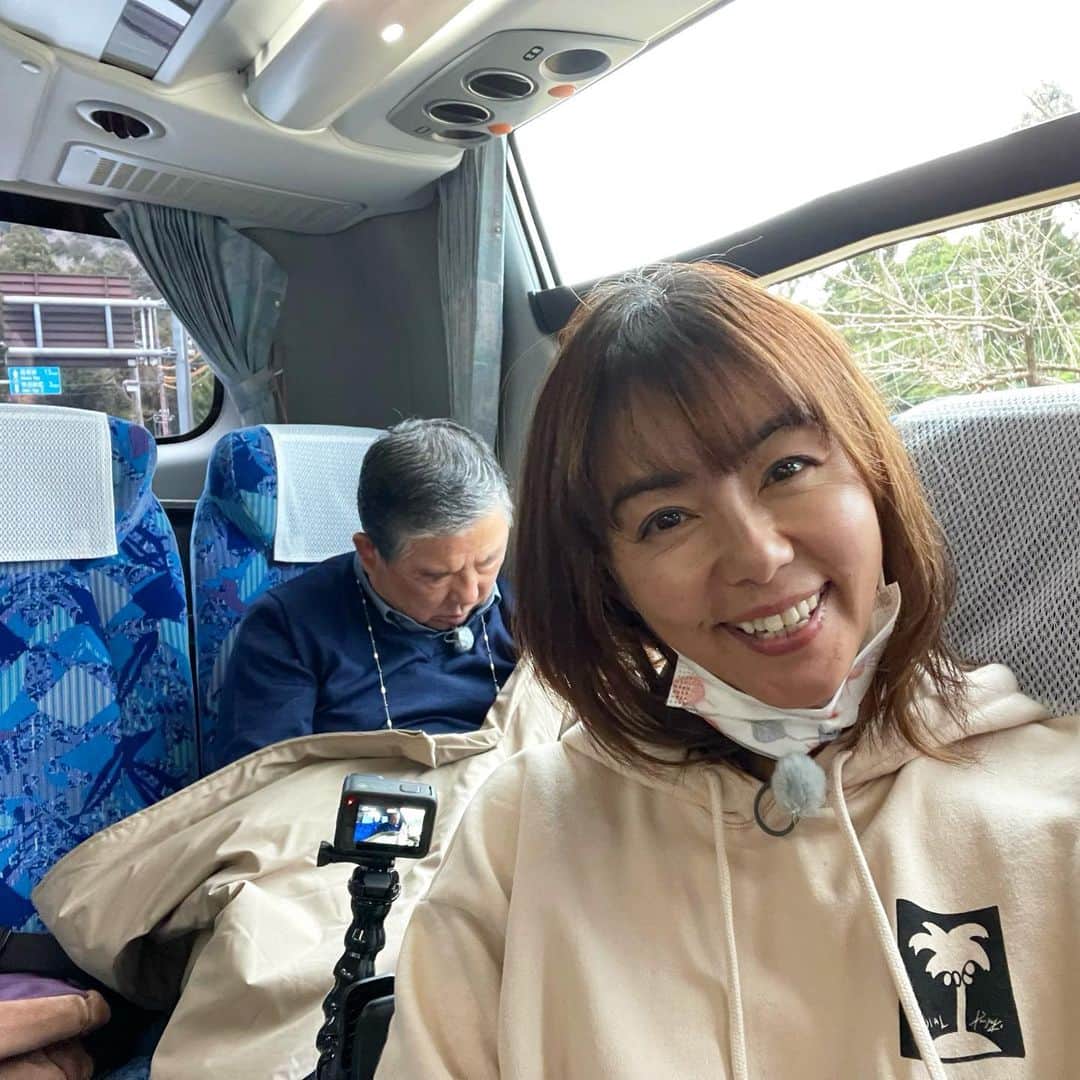 のインスタグラム：「路線バスで寄り道の旅🚌🚌🚌  徳さんは安定の爆睡でございます😪よく食べ、よく寝て、よく話し、本当にお元気✨ ダイエットで7キロ体重をおとしたから、ライフジャケットのチャックが閉まったって喜んでた😂  80歳、この日もアップルパイ🍎2個ペロッと食べました🤣たまには、ご褒美も大事✨  #路線バスで寄り道の旅  #バス旅🚌 #徳さん安定の爆睡  #よく食べよく寝てよく喋る  #元気がなりより  #長生きしてね  #大好きな徳さん  #カメラマン永島さん #音声西野くん #ずっと一緒のスタッフ」