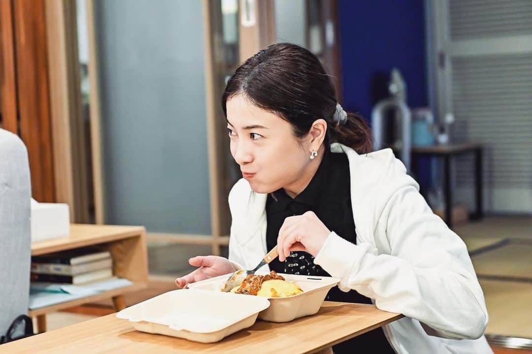 最愛のインスタグラム：「みなさん、お昼は何食べましたか？  これは優がつくったオムライス〜🐣 おいしそうに食べてる梨央さん、 誰と食べてるのでしょうか☺️  #最愛ドラマ #tbs #吉高由里子 #第9話12月10日夜10時」