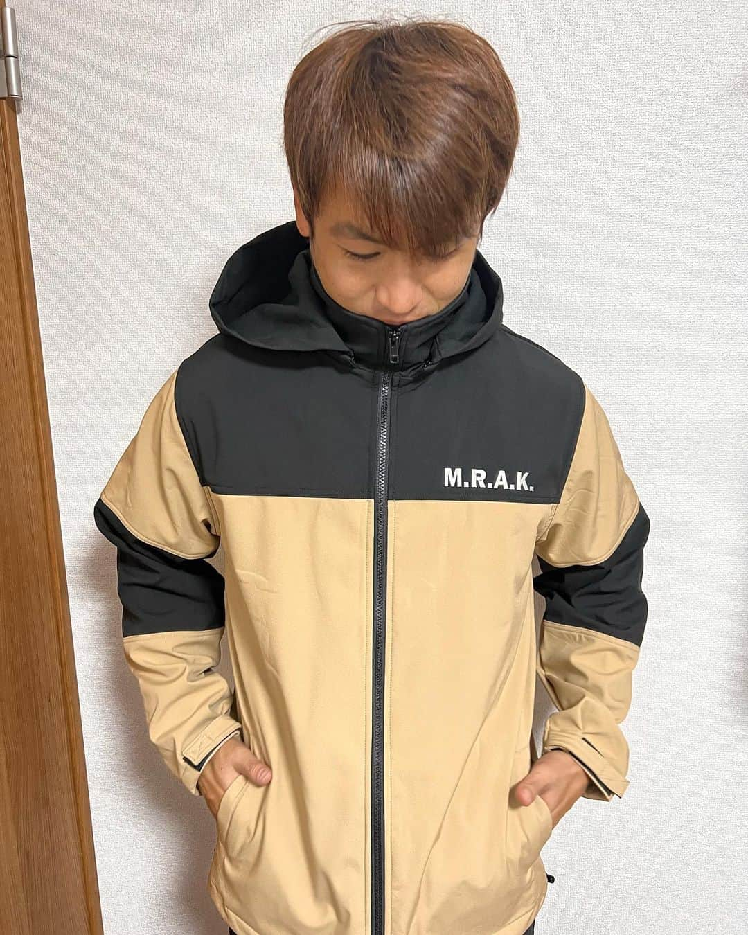 中村慶太さんのインスタグラム写真 - (中村慶太Instagram)「ノリくん(チャラい方)のブランド、  "M.R.A.K"  のマウンテンパーカー😊 デザインもとても良くて、 男女お揃いコーデとかにも最適！！ 嫁も気に入ってるんで 勝手に着られたりします😂 今度買ってあげます^ ^ 他にも子供服、帽子、マスクなど種類も カラーも豊富なんで皆さんチェックしてみてください🥳  #mrak  #藤本憲明 #ファッション #ブランド #中村慶太」12月8日 13時55分 - nakakei20