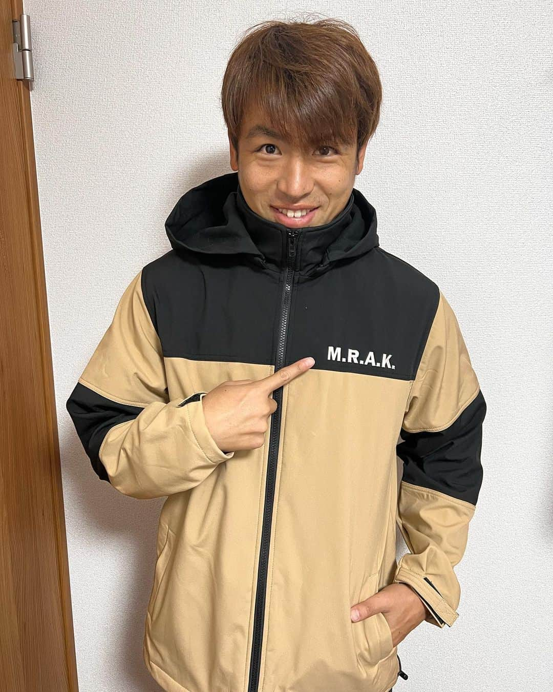 中村慶太さんのインスタグラム写真 - (中村慶太Instagram)「ノリくん(チャラい方)のブランド、  "M.R.A.K"  のマウンテンパーカー😊 デザインもとても良くて、 男女お揃いコーデとかにも最適！！ 嫁も気に入ってるんで 勝手に着られたりします😂 今度買ってあげます^ ^ 他にも子供服、帽子、マスクなど種類も カラーも豊富なんで皆さんチェックしてみてください🥳  #mrak  #藤本憲明 #ファッション #ブランド #中村慶太」12月8日 13時55分 - nakakei20