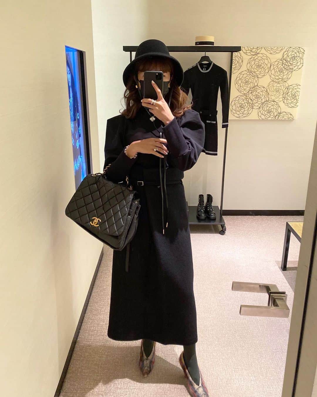 Mai Wakimizuのインスタグラム：「たまにはladyに♡お洒落なマダム達に絶賛して頂いたお気に入りのスカート、高級感あって私自身も特別扱いしてる一枚。届くのを楽しみにしていたボウエーのトップスと合わせて♡ #wakkinstyle#coordinate knit:#bowa @bow.a_official  skirt:#linkable @linkable_official(明日9日発売)」
