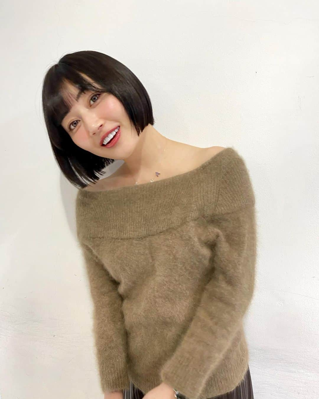 新藤まなみさんのインスタグラム写真 - (新藤まなみInstagram)「⁡ ⁡ ⁡ 久しぶりのヘアメンテナンス💇‍♀️ いつもお世話になっている @aid_hair  さんにて💜💙 ⁡ いつも秋山さんにお世話になってるよ✨ @akiyamasensei_aid  #髪質改善トリートメント が最強すぎて、！ びふぉあふみてください👀！！ ⁡ サラサラ感見てほしくて最後ノーマルカメラ📷😭 顔面アレやけど笑髪の毛すごいでしょ！！！？！！ ⁡ ありがとございましたっ😘💓💓 ⁡ #美容室　#ヘアメンテナンス　#ヘアカラー　#ヘアカット　#トリートメント　#恵比寿美容室　#恵比寿aid #エイド　#髪質改善　#髪質改善トリートメント　#恵比寿　#hairsalon」12月8日 13時50分 - manami_official_