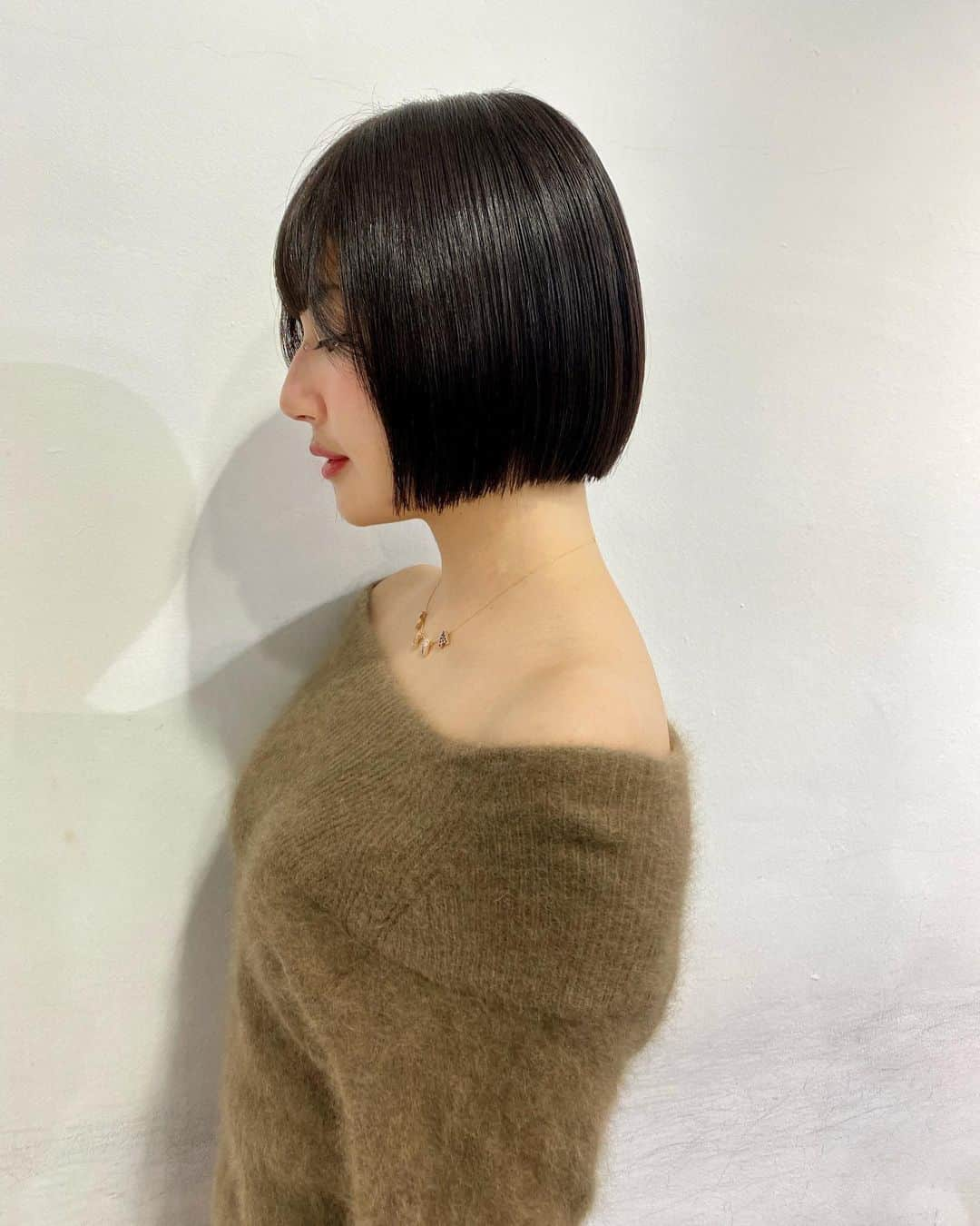 新藤まなみさんのインスタグラム写真 - (新藤まなみInstagram)「⁡ ⁡ ⁡ 久しぶりのヘアメンテナンス💇‍♀️ いつもお世話になっている @aid_hair  さんにて💜💙 ⁡ いつも秋山さんにお世話になってるよ✨ @akiyamasensei_aid  #髪質改善トリートメント が最強すぎて、！ びふぉあふみてください👀！！ ⁡ サラサラ感見てほしくて最後ノーマルカメラ📷😭 顔面アレやけど笑髪の毛すごいでしょ！！！？！！ ⁡ ありがとございましたっ😘💓💓 ⁡ #美容室　#ヘアメンテナンス　#ヘアカラー　#ヘアカット　#トリートメント　#恵比寿美容室　#恵比寿aid #エイド　#髪質改善　#髪質改善トリートメント　#恵比寿　#hairsalon」12月8日 13時50分 - manami_official_