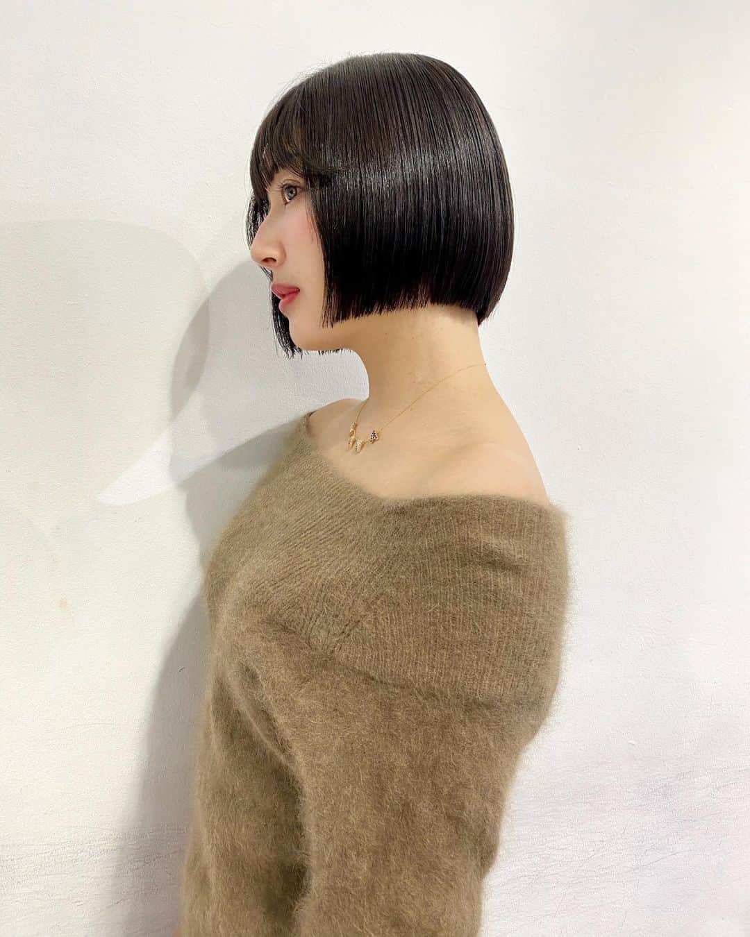 新藤まなみさんのインスタグラム写真 - (新藤まなみInstagram)「⁡ ⁡ ⁡ 久しぶりのヘアメンテナンス💇‍♀️ いつもお世話になっている @aid_hair  さんにて💜💙 ⁡ いつも秋山さんにお世話になってるよ✨ @akiyamasensei_aid  #髪質改善トリートメント が最強すぎて、！ びふぉあふみてください👀！！ ⁡ サラサラ感見てほしくて最後ノーマルカメラ📷😭 顔面アレやけど笑髪の毛すごいでしょ！！！？！！ ⁡ ありがとございましたっ😘💓💓 ⁡ #美容室　#ヘアメンテナンス　#ヘアカラー　#ヘアカット　#トリートメント　#恵比寿美容室　#恵比寿aid #エイド　#髪質改善　#髪質改善トリートメント　#恵比寿　#hairsalon」12月8日 13時50分 - manami_official_