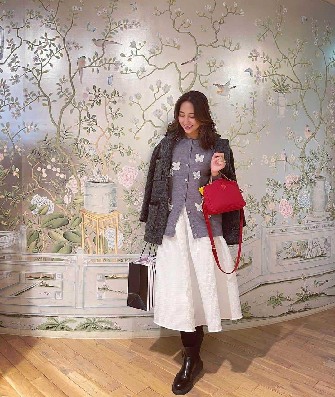 小川ひとみさんのインスタグラム写真 - (小川ひとみInstagram)「#Coordinate knit/ @chesty_official  skirt/ @_bluelea_  coat/ @majeparis  bag/ @jnhearts   週末にChestyでお買い物をしてから Care神戸店でいけぴーに カラーカットをしてもらい 髪が生き返りました🥰 神戸ではいつもこのコース❤️‍🔥 細かい繊細なハイライトに 全体的に黄色みを抑えた 綺麗なカラーにして頂きました❤️  20:00よりInstaliveをします✨ 皆様コメントお待ちしております🥰 #kobe #チェスティ #Care神戸」12月8日 19時29分 - hitomy220