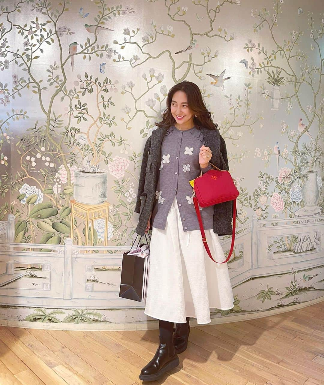 小川ひとみさんのインスタグラム写真 - (小川ひとみInstagram)「#Coordinate knit/ @chesty_official  skirt/ @_bluelea_  coat/ @majeparis  bag/ @jnhearts   週末にChestyでお買い物をしてから Care神戸店でいけぴーに カラーカットをしてもらい 髪が生き返りました🥰 神戸ではいつもこのコース❤️‍🔥 細かい繊細なハイライトに 全体的に黄色みを抑えた 綺麗なカラーにして頂きました❤️  20:00よりInstaliveをします✨ 皆様コメントお待ちしております🥰 #kobe #チェスティ #Care神戸」12月8日 19時29分 - hitomy220