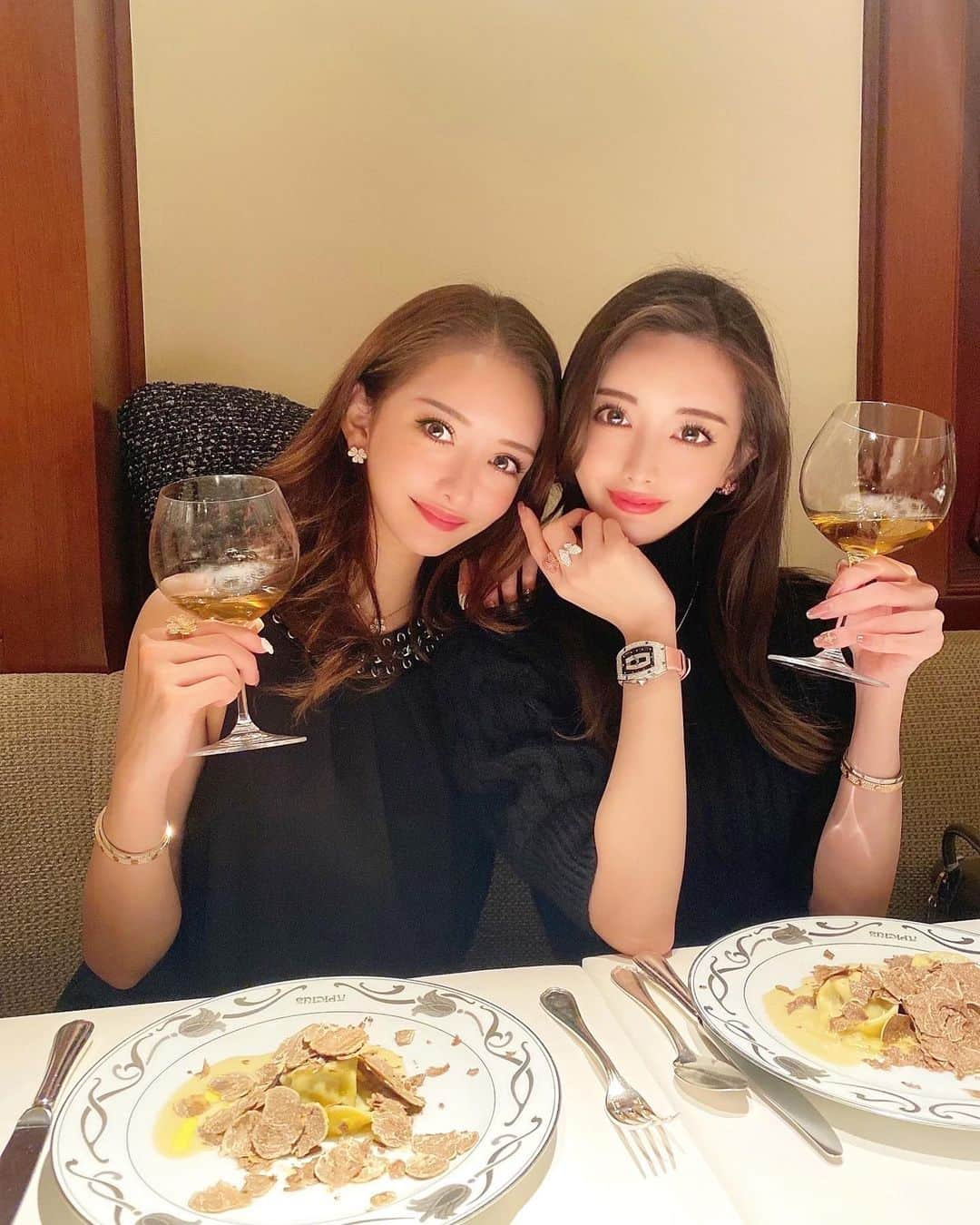 小川ももえさんのインスタグラム写真 - (小川ももえInstagram)「愛しのアリサ🌹と アピシウスクリスマス🎄会😘❤️  もーぉ毎度本当に大盛り上がり🎉 こんなに楽しい時間はなかなかない💕 本当に幸せ😊✨  全部美味しかったけどキャビアとタルトタタン🍎本当に美味でした😍  #アピシウス#apicius #東京フレンチ#銀座#銀座ディナー#銀座グルメ」12月8日 19時29分 - momoe_0406