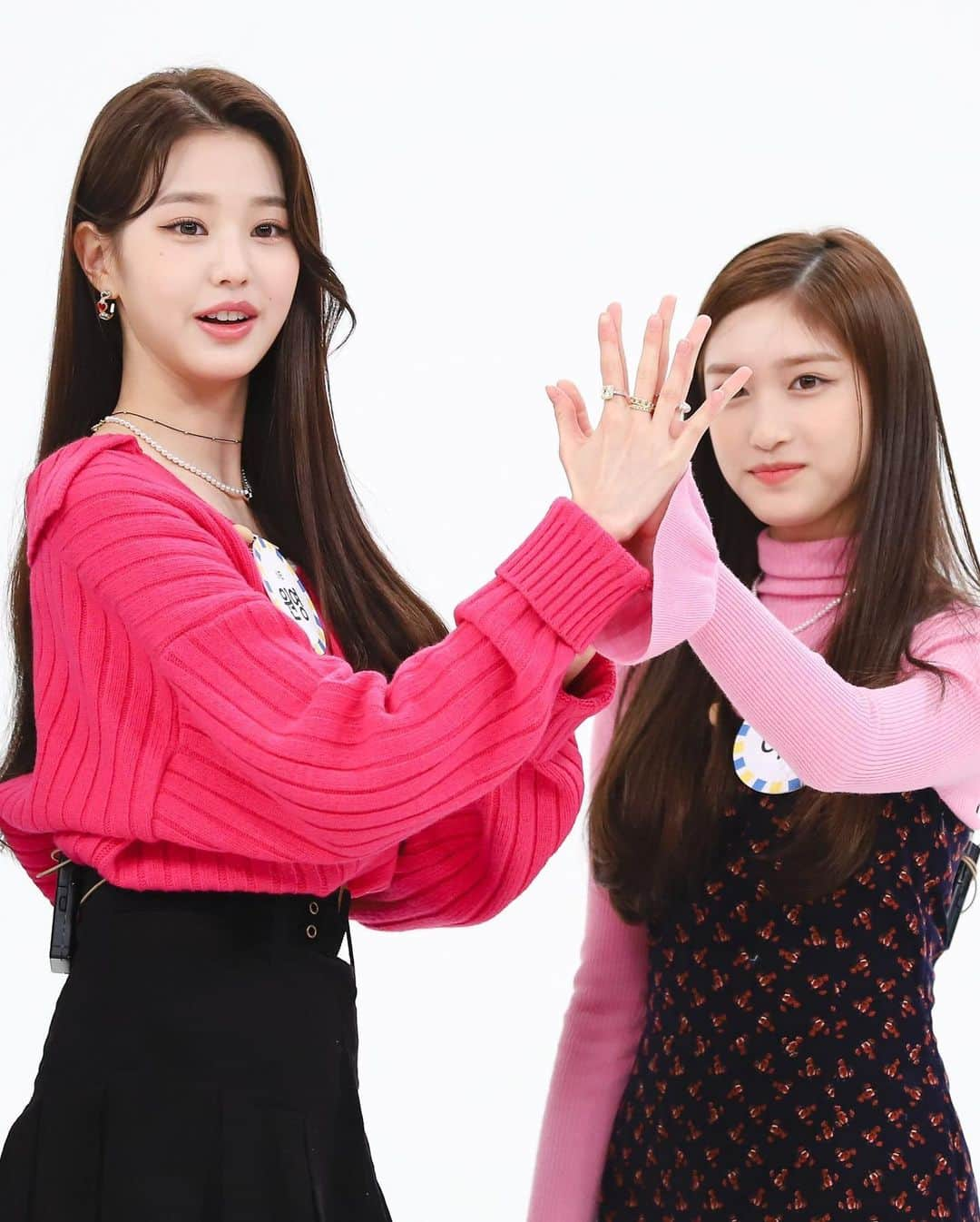 チャン・ウォニョンさんのインスタグラム写真 - (チャン・ウォニョンInstagram)「leeseo’s hand is bigger than wonyoung’s lol 😂  #IVE #JANGWONYOUNG #WONYOUNG #IZONE #ELEVEN #아이브 #장원영 #원영 #아이즈원」12月8日 14時25分 - wonyoung__ive