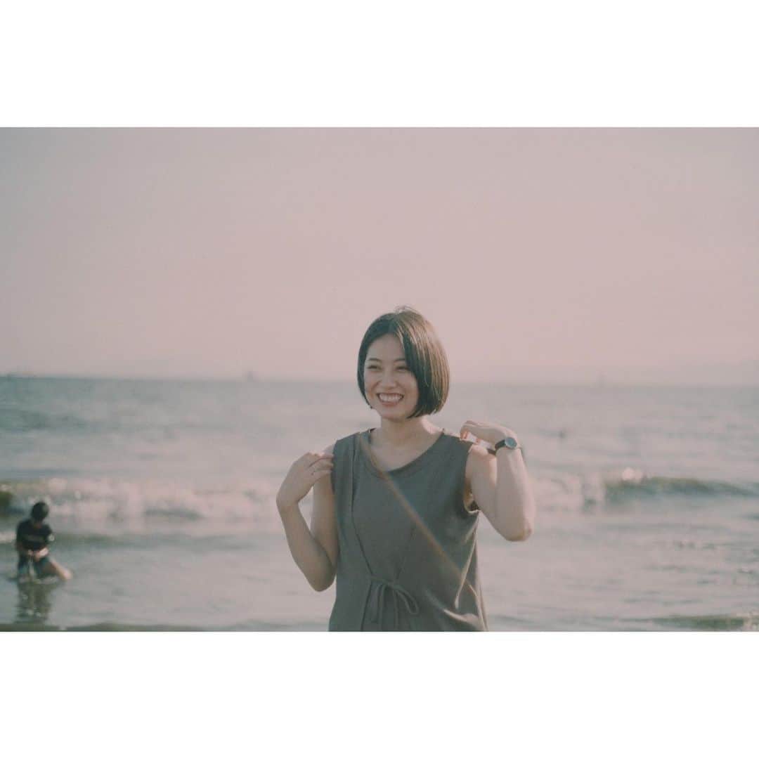 谷本琳音のインスタグラム：「この一年で海が思い出深くて 大好きな場所になったよ〜  めっちゃ笑ってる、楽しかったみたい そして腕むちむち  photo @komaki_nana  #フィルムカメラ #江ノ島」