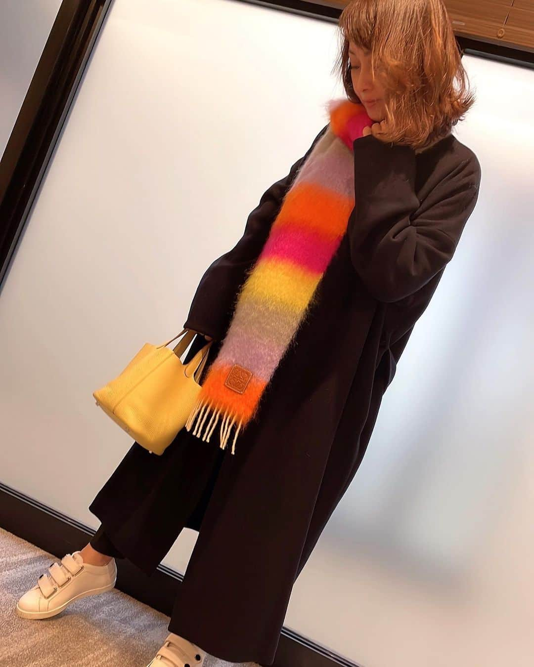 渡辺美奈代さんのインスタグラム写真 - (渡辺美奈代Instagram)「今日の私服  #ロエベマフラー  #クリスマスプレゼントに… #カラフルで可愛い #鞄 #HERMES #スニーカー #ジミーチュウ」12月8日 14時55分 - watanabe_minayo