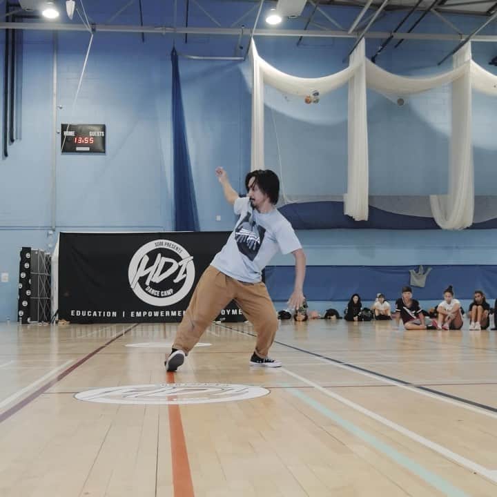 ショーン・エバリストのインスタグラム：「A demo of choreo in 2019 at HDI camp in London, not sure what season in the year.   Music by Jon Vinyl   The rest of the video is on YouTube. I recently started posting videos there daily just so I can see my stuff live somewhere other than IG. Also added some playlists which have a bunch of my super old stuff 😅😬check it!   Context about this piece. You know when things only happen once, this video is that moment. This piece in particular was quite difficult for me to hit all of the specificities I chose to have in it. This is one of those rare moments I felt that I was able to execute all of them while also just letting the energy flow through me freely. It was a black out moment for me and even when I was done with the choreo, I couldn't stop going. I also didn't care to either haha.   I'm happy this exist in video, I don't always recorded my classes so I'm thankful it happened on this day.」