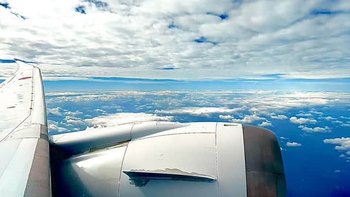 世良公則のインスタグラム：「・・・・・・  南の島から  空路を東京へ  そして一息ついたら  10日、山陽道を倉敷へ・・  ・・・・・・  #世良公則 #masanorisera #japaneseartist #japanesemusician #bluesky #airplane #空の旅 #沖縄 #青い空」