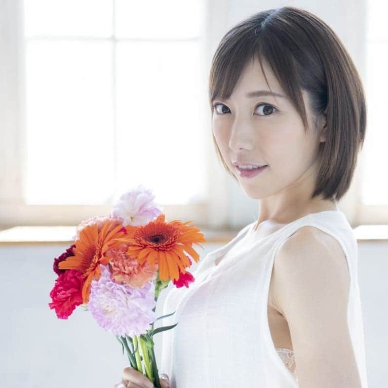 にょにょ（グラドルやAV女優を応援する垢）のインスタグラム：「#七海ティナ ちゃん  12月8日のお誕生日おめでとう(・ω・)ノ🌴🎇🎆🎉🎂🎁🎉🎈 . . . #TinaNanami」